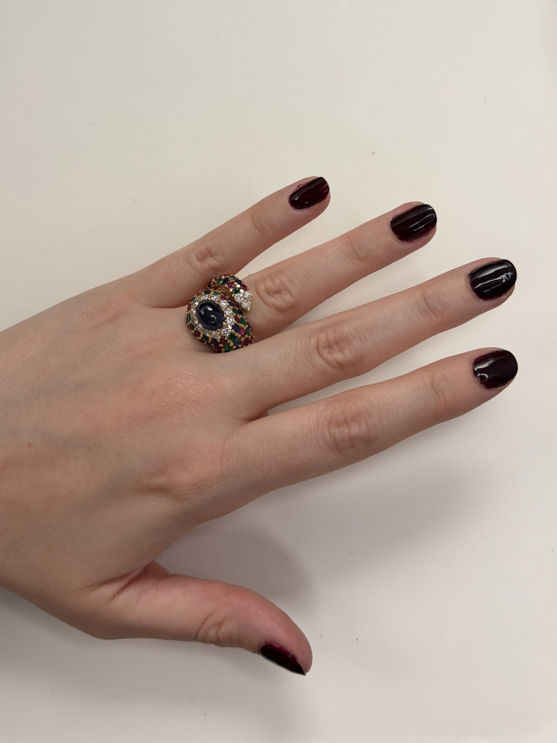 Anello contrarié chantecler in oro giallo con zaffiri, rubini, smeraldi e diamanti-4