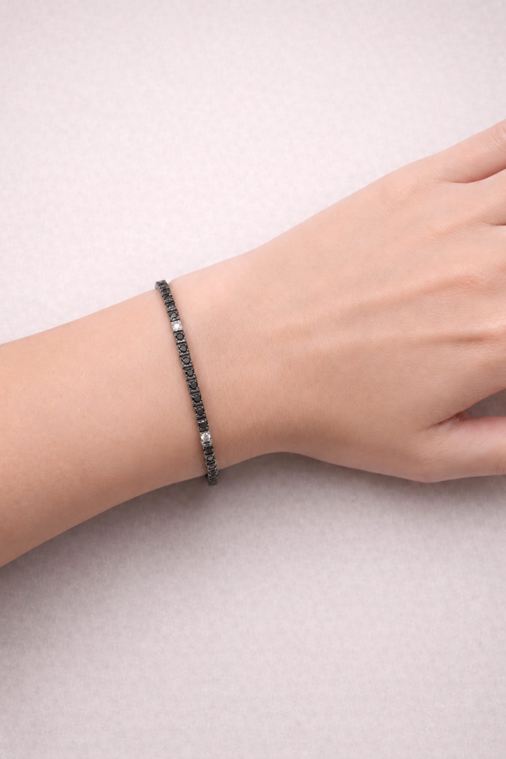 Bracciale tennis illusion recarlo in oro bianco con diamanti black and white-3