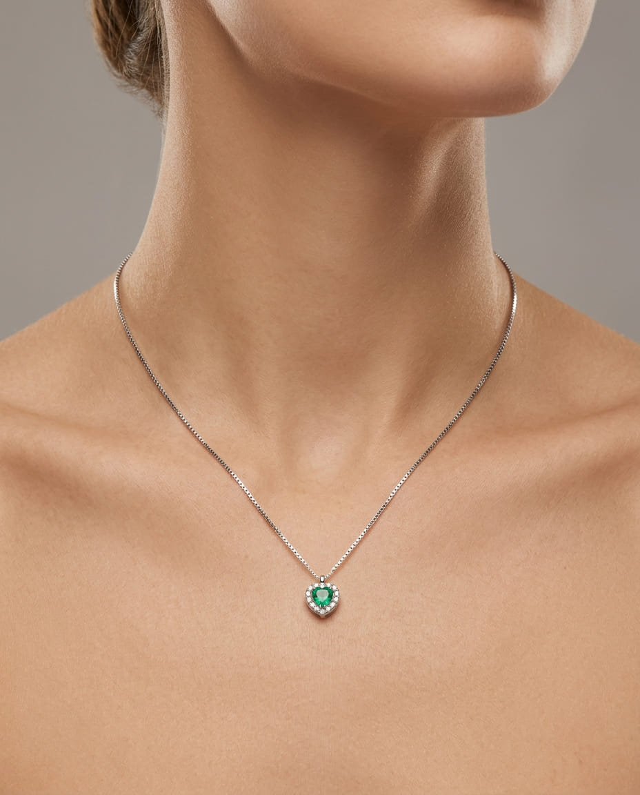 Catenina in oro bianco e ciondolo con smeraldo a cuore e diamanti-3
