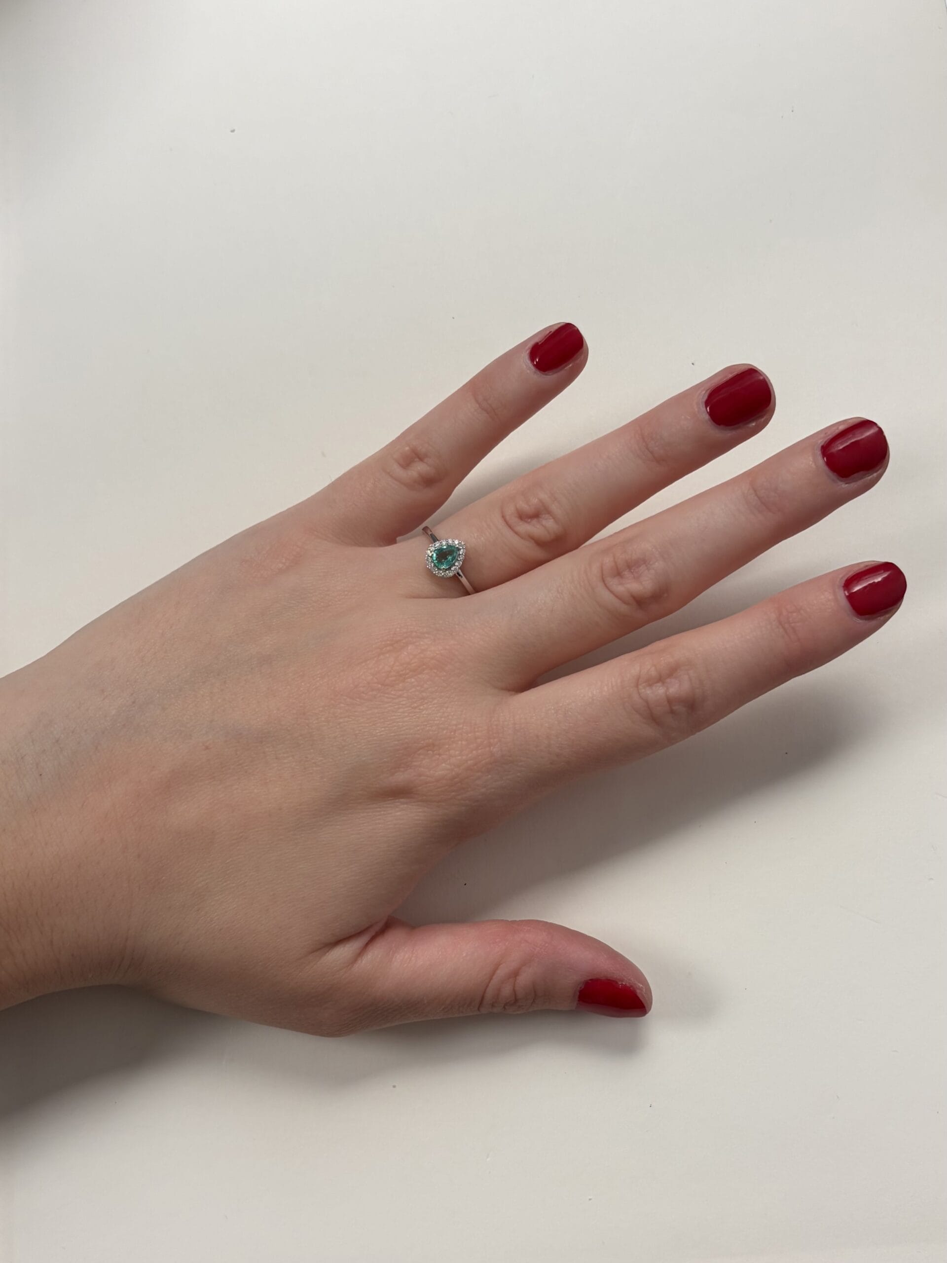 Anello in oro bianco con smeraldo a goccia e giro di diamanti-4
