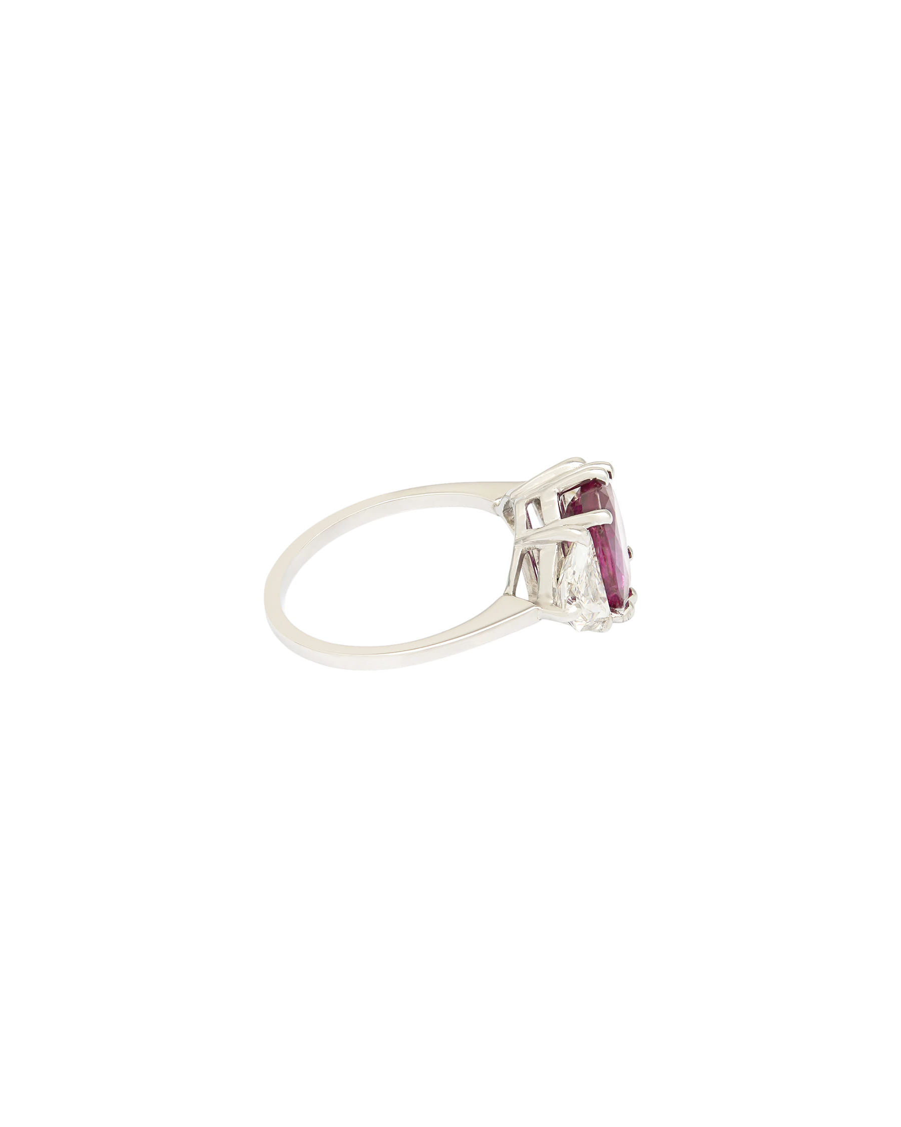Anello in platino con rubino centrale ovale 2 diamanti triangle-2