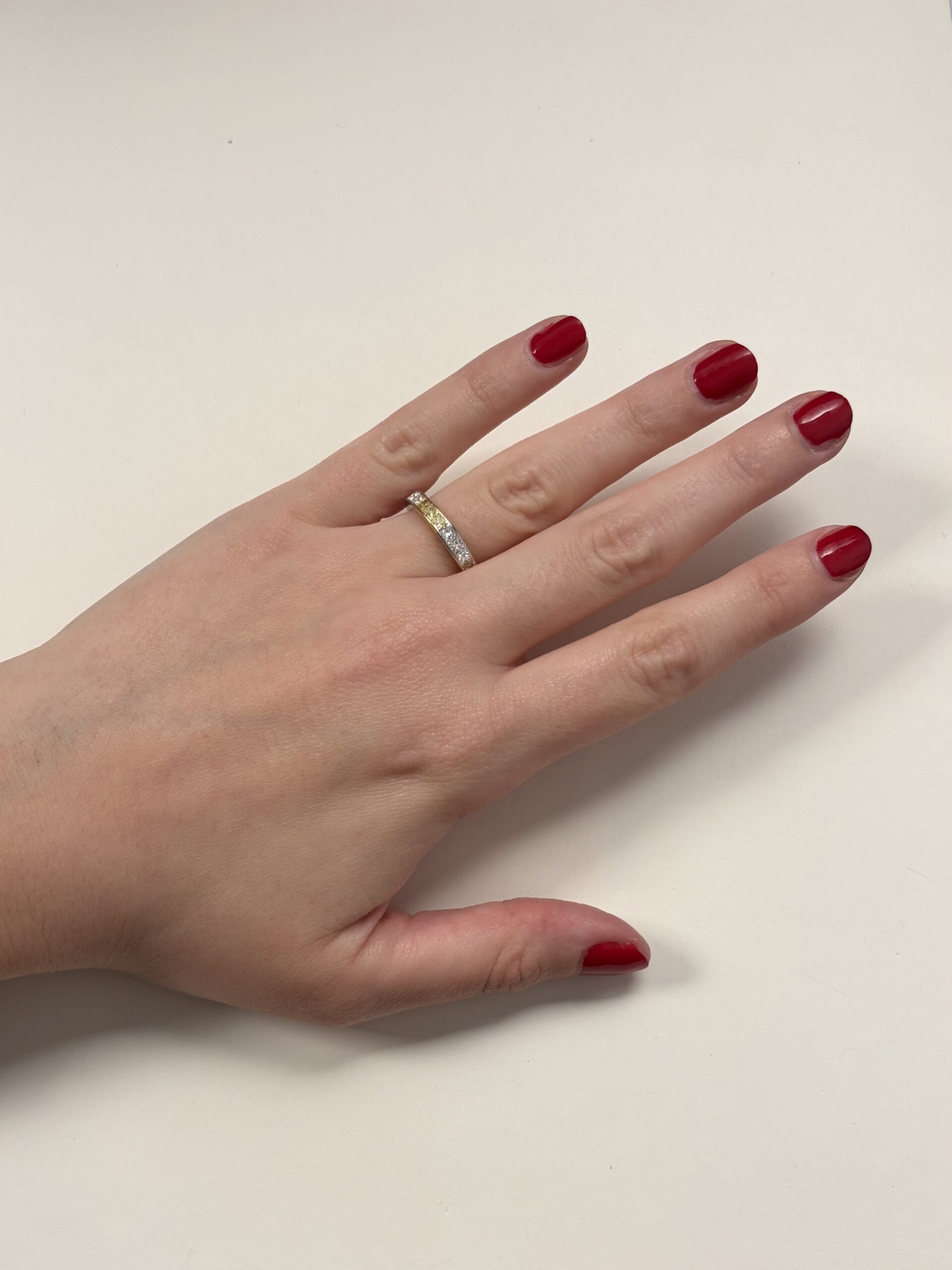 Anello eternity in oro bianco e giallo con diamanti princess colorless e fancy yellow-3
