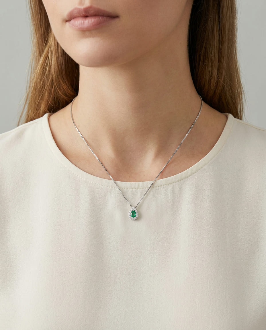 Collana dd gioielli in oro bianco con smeraldo a goccia e giro di diamanti-3