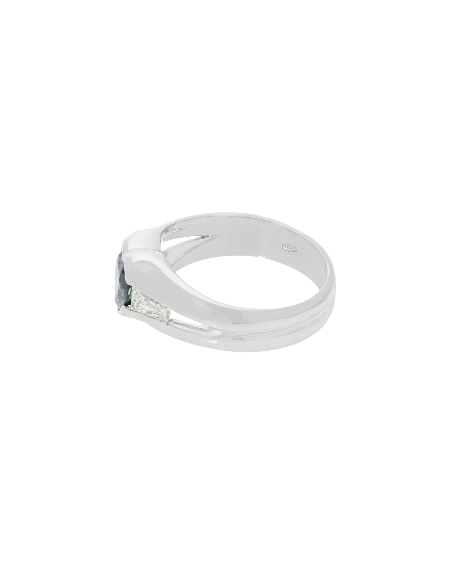 Anello in oro bianco con zaffiro cuore e diamanti tapered baguette-2