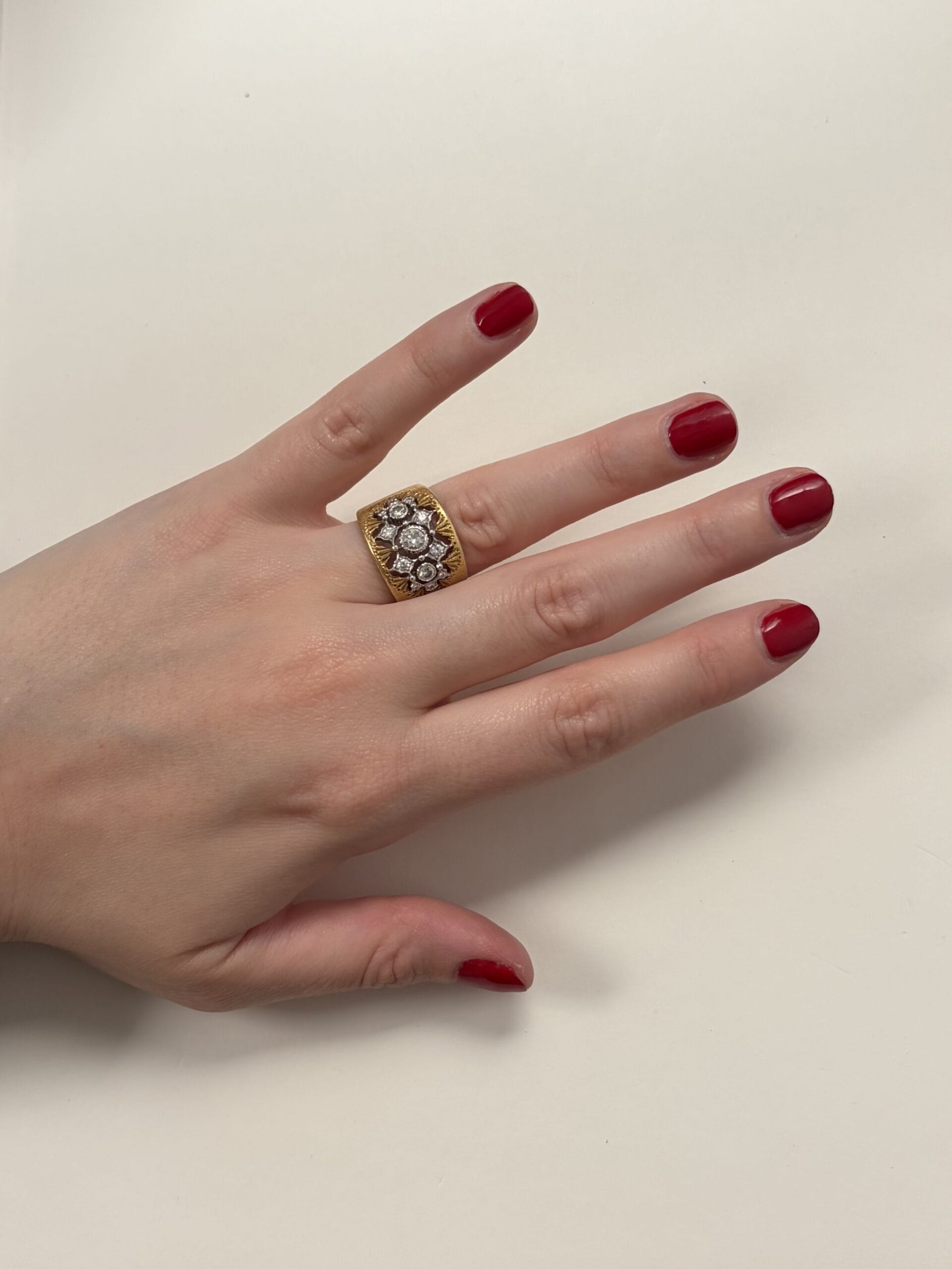 Anello fascia m. buccellati macri in oro giallo e bianco con diamanti-4