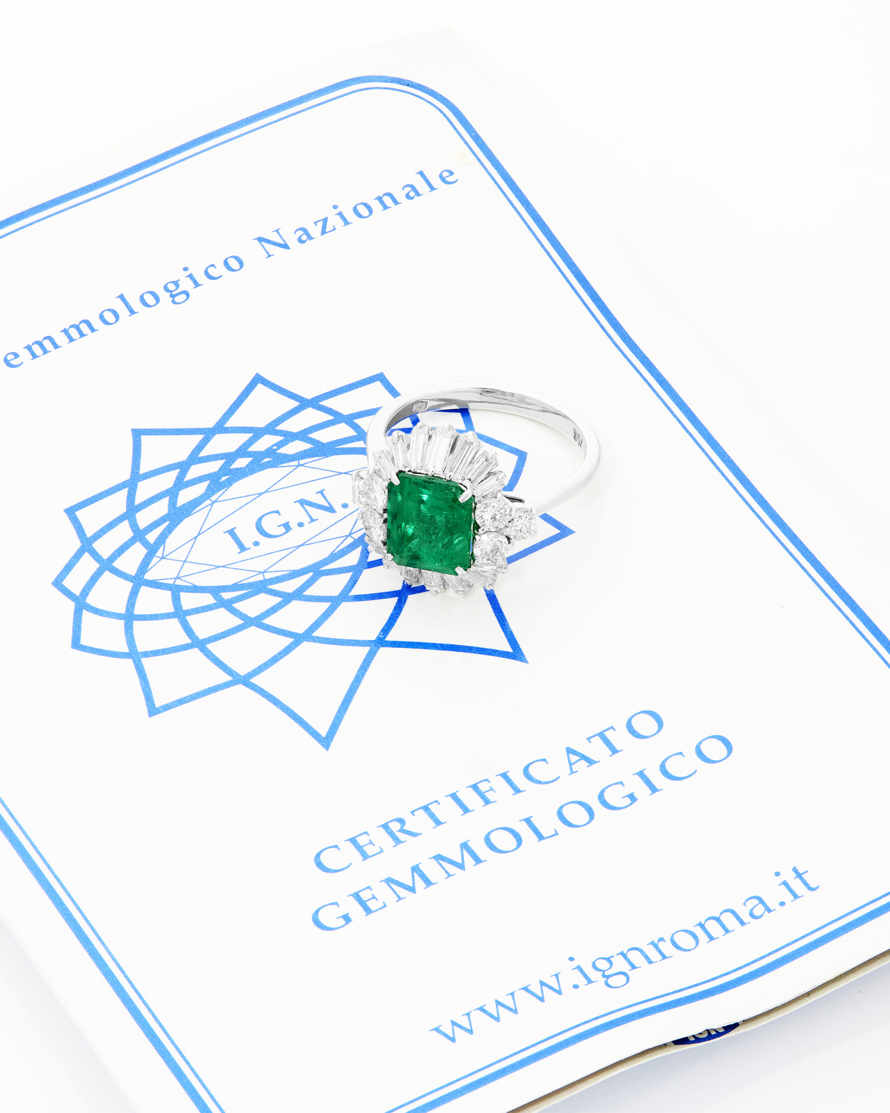 Anello in oro bianco con smeraldo 2,30 ct e diamanti round e baguette-3