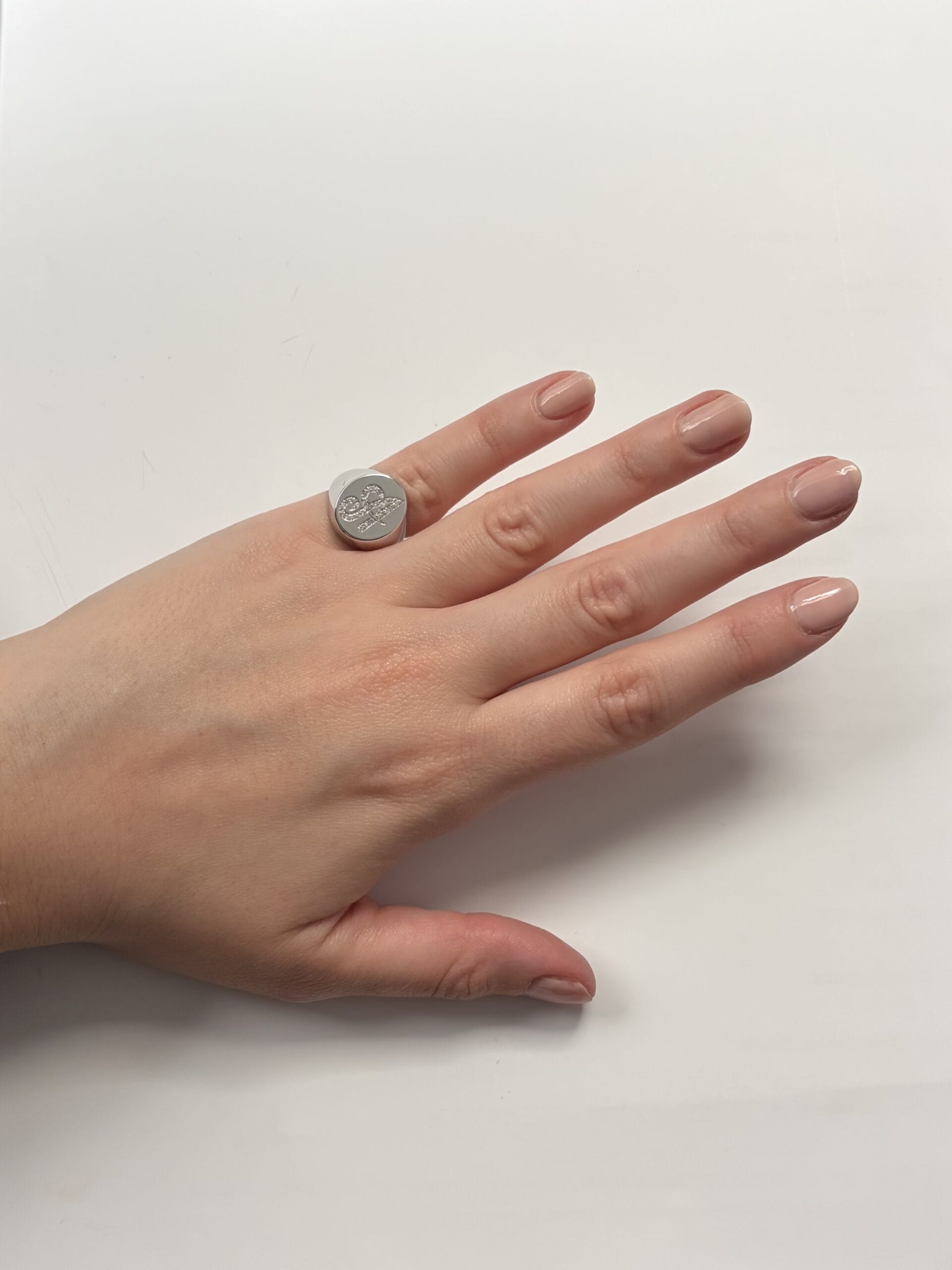 Anello sigillo in oro bianco e diamanti con lettera a-4