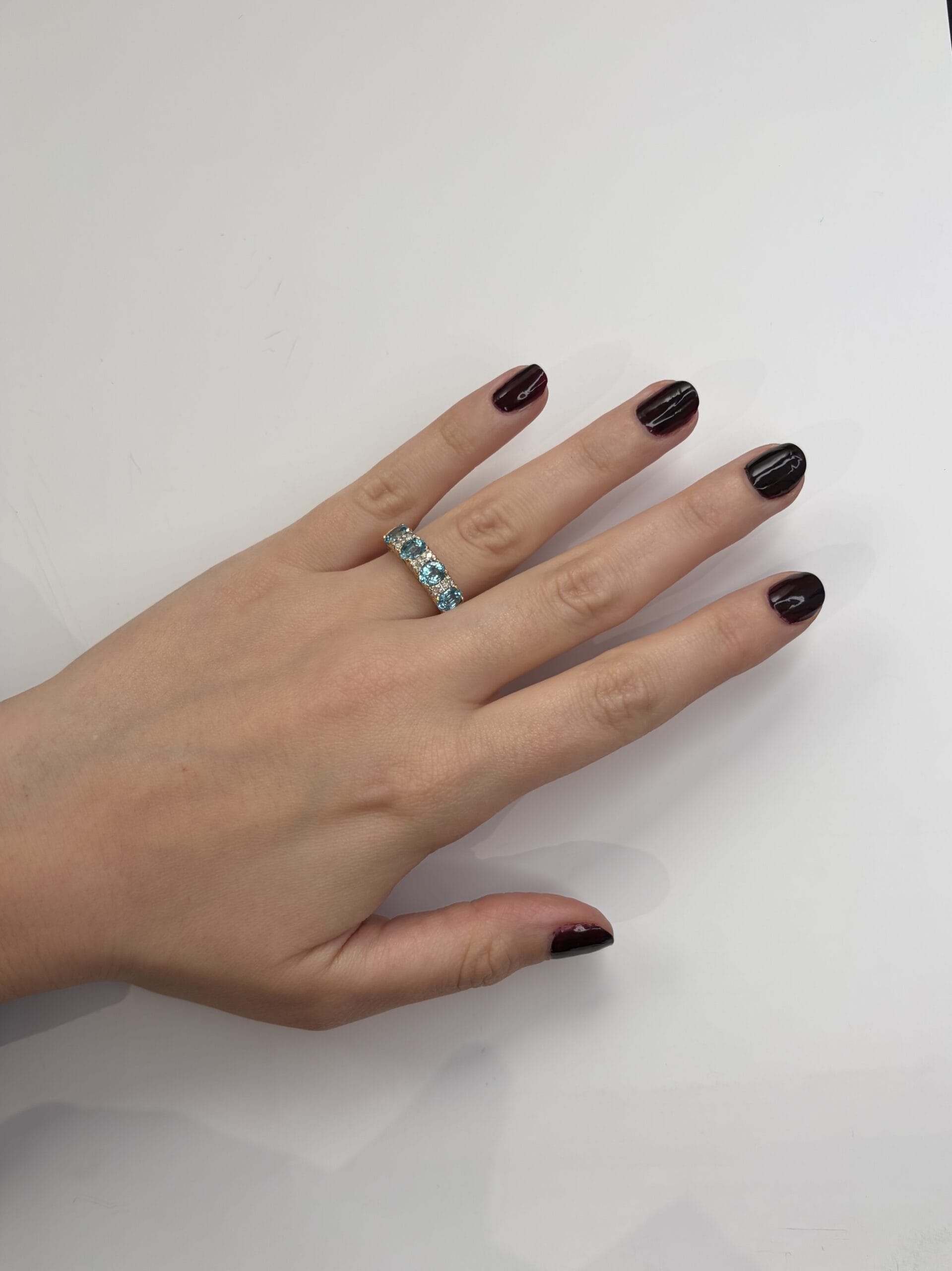Anello veretta in oro giallo e bianco con zirconi azzurri e diamanti ice-4