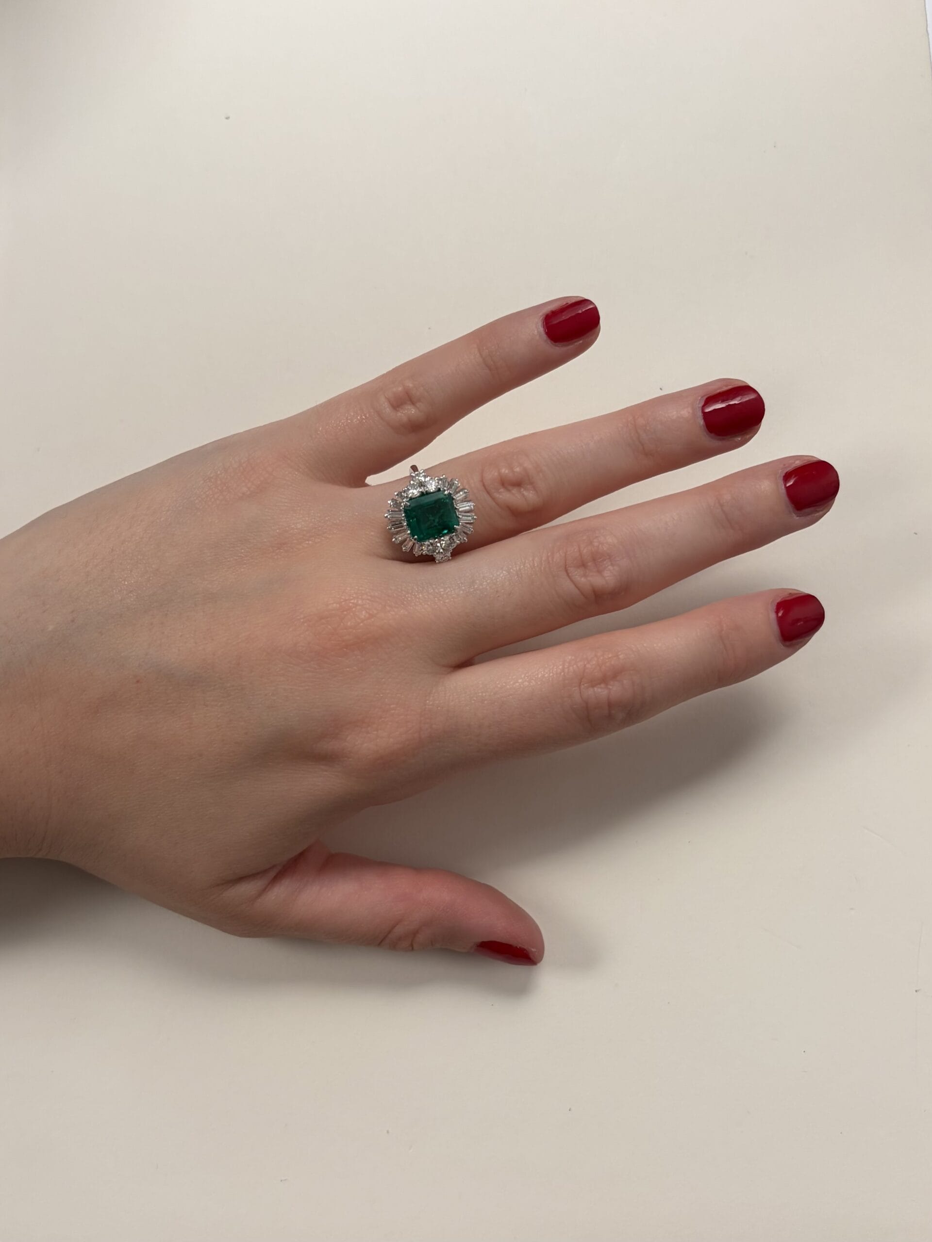 Anello in oro bianco con smeraldo 2,30 ct e diamanti round e baguette-4