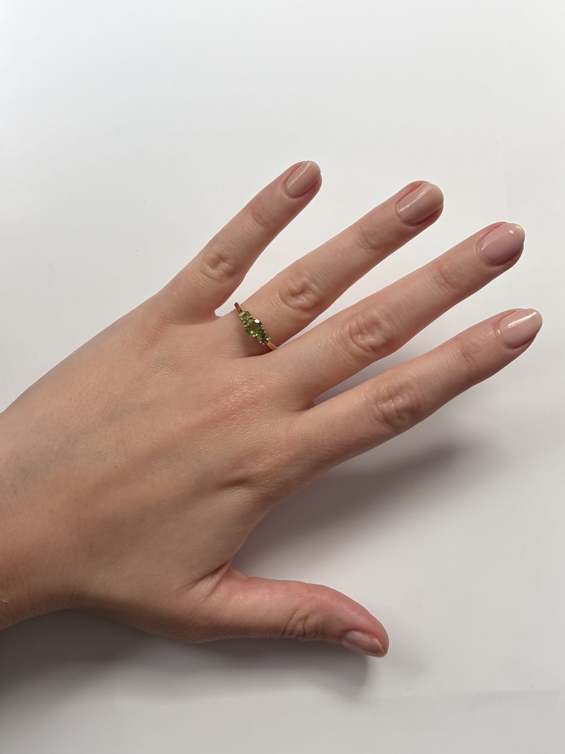 Anello trilogy in oro giallo con peridoti-4