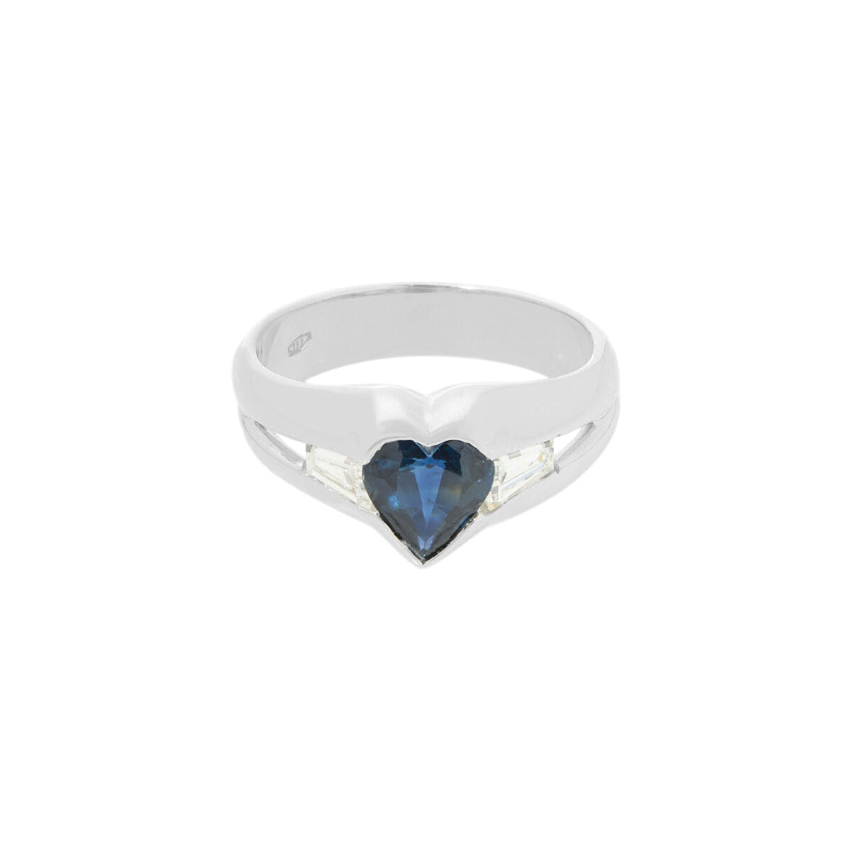 Anello in oro bianco con zaffiro cuore e diamanti tapered baguette-1