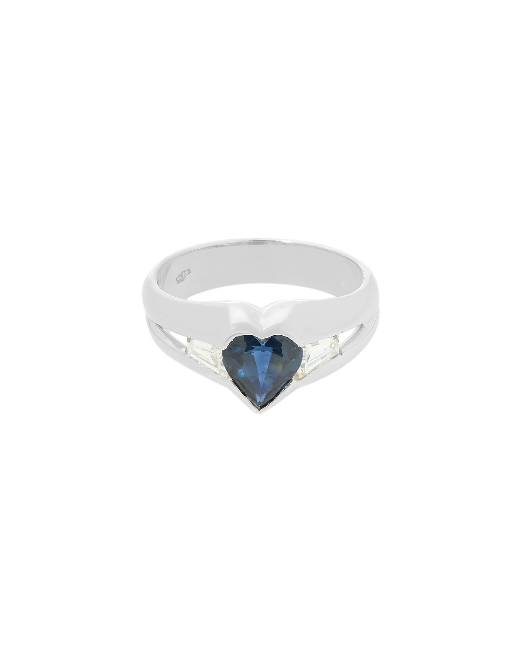 Anello in oro bianco con zaffiro cuore e diamanti tapered baguette-1