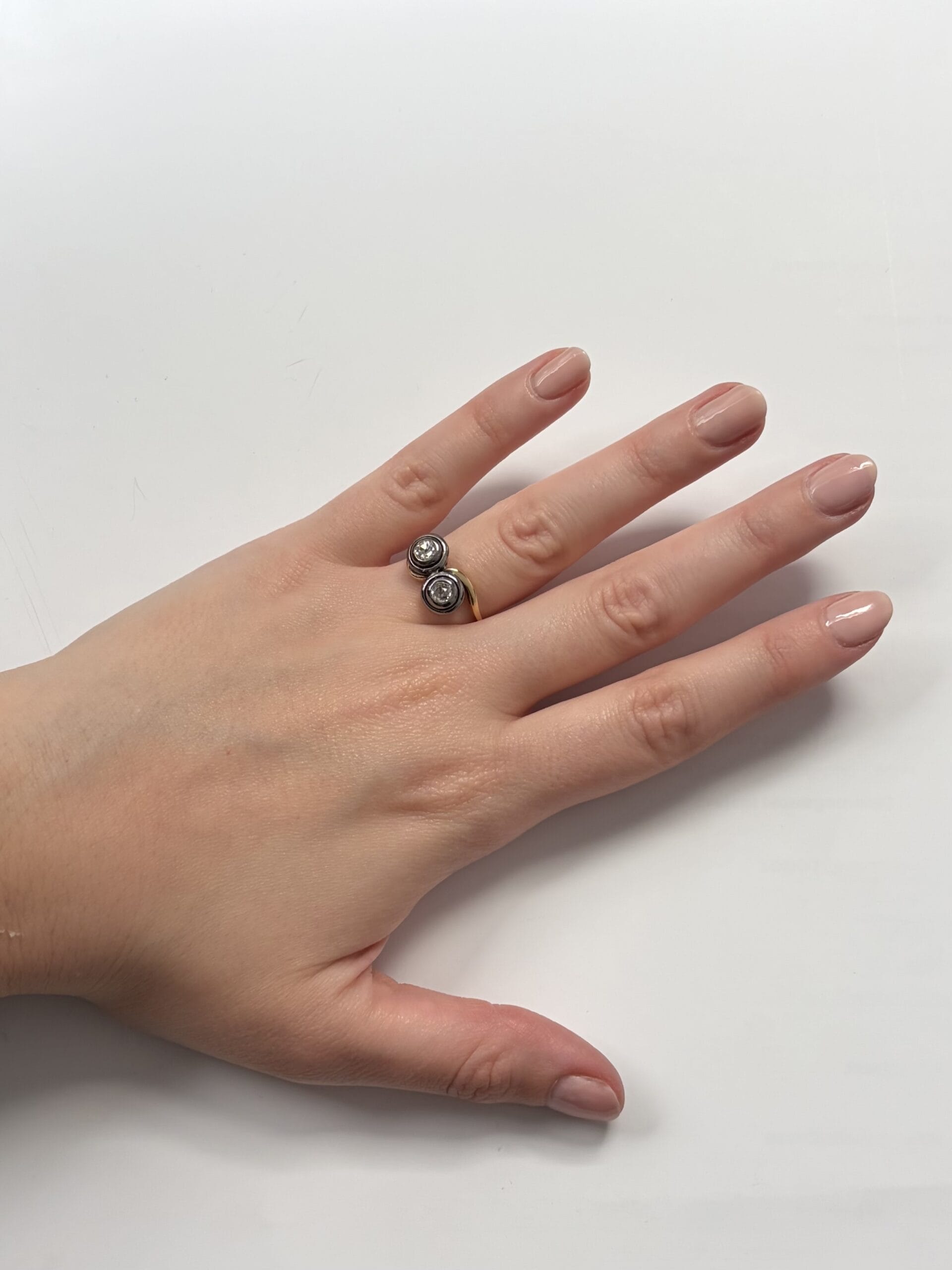 Anello contrarié antico in oro giallo e argento con due diamanti taglio vecchio-4