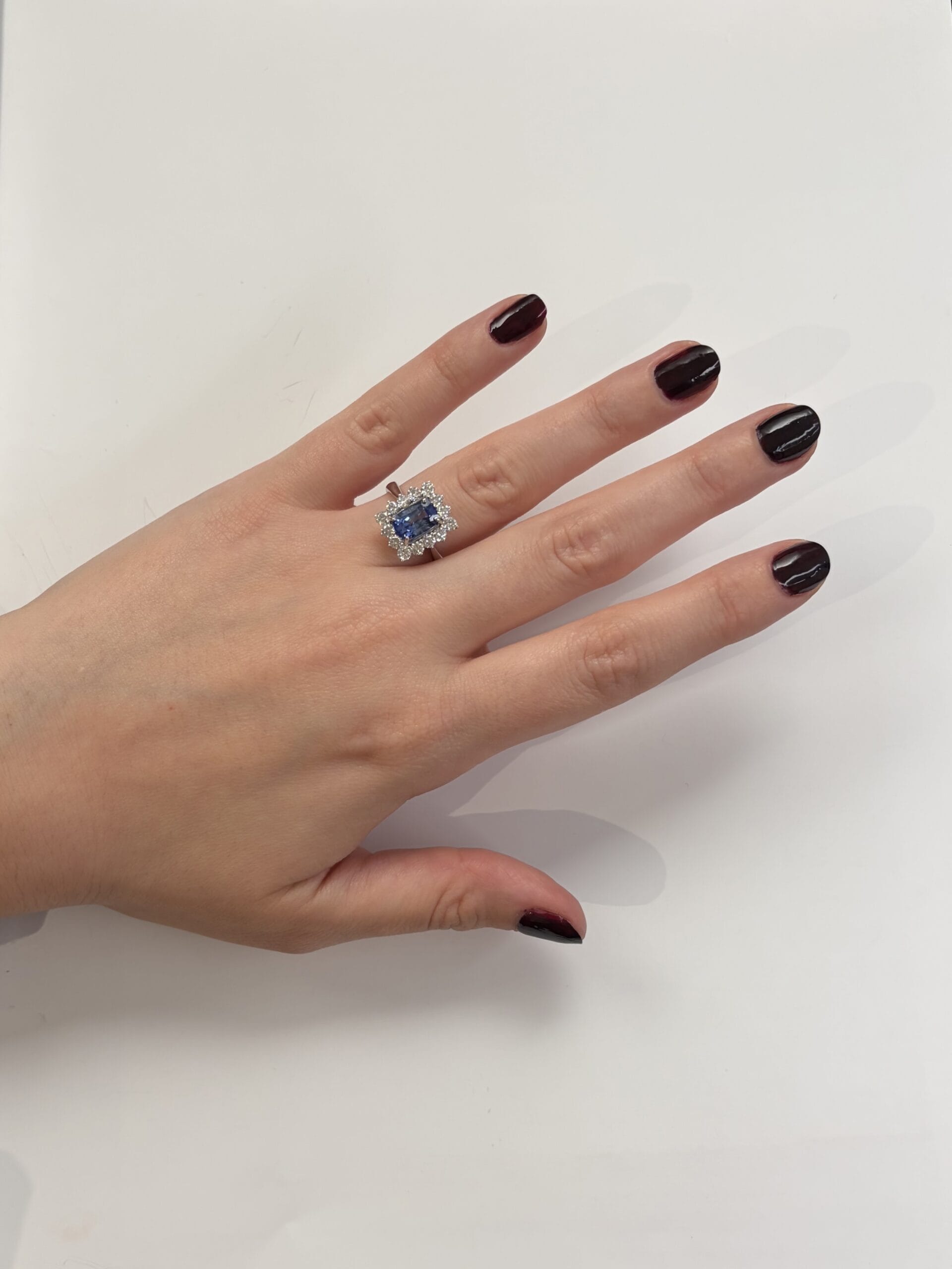 Anello in oro bianco con zaffiro ceylon e contorno di diamanti-5
