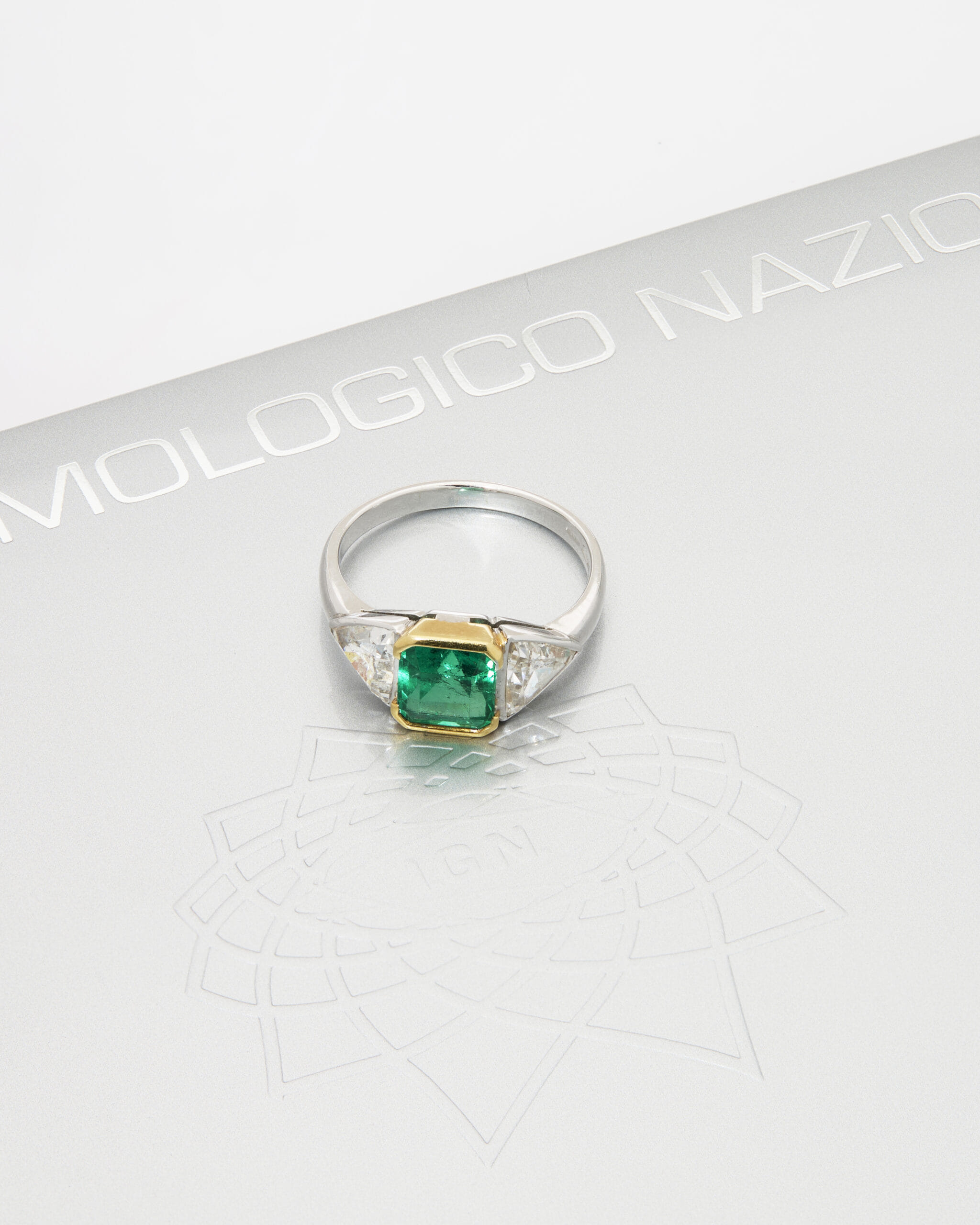 Anello trilogy in oro giallo e bianco con smeraldo e diamanti trilliant-4