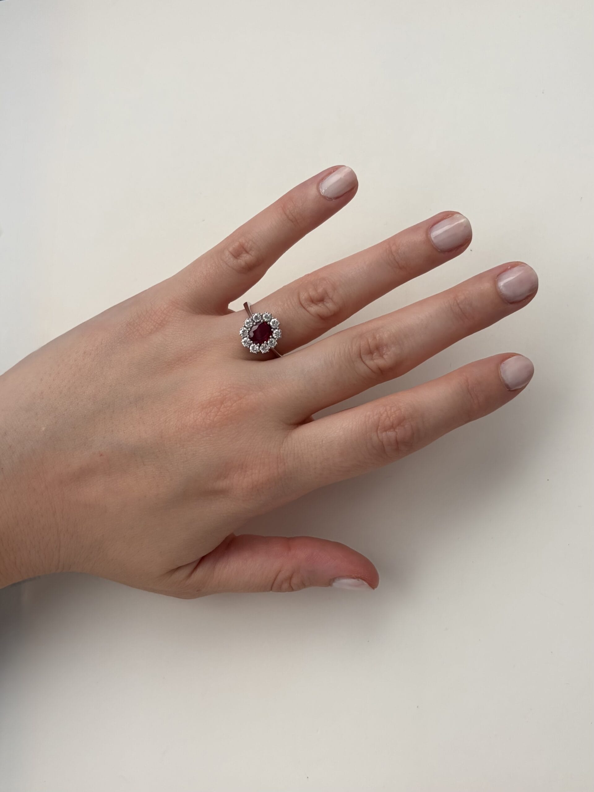 Anello fiore in oro bianco con rubino 0,40 ct e diamanti-5