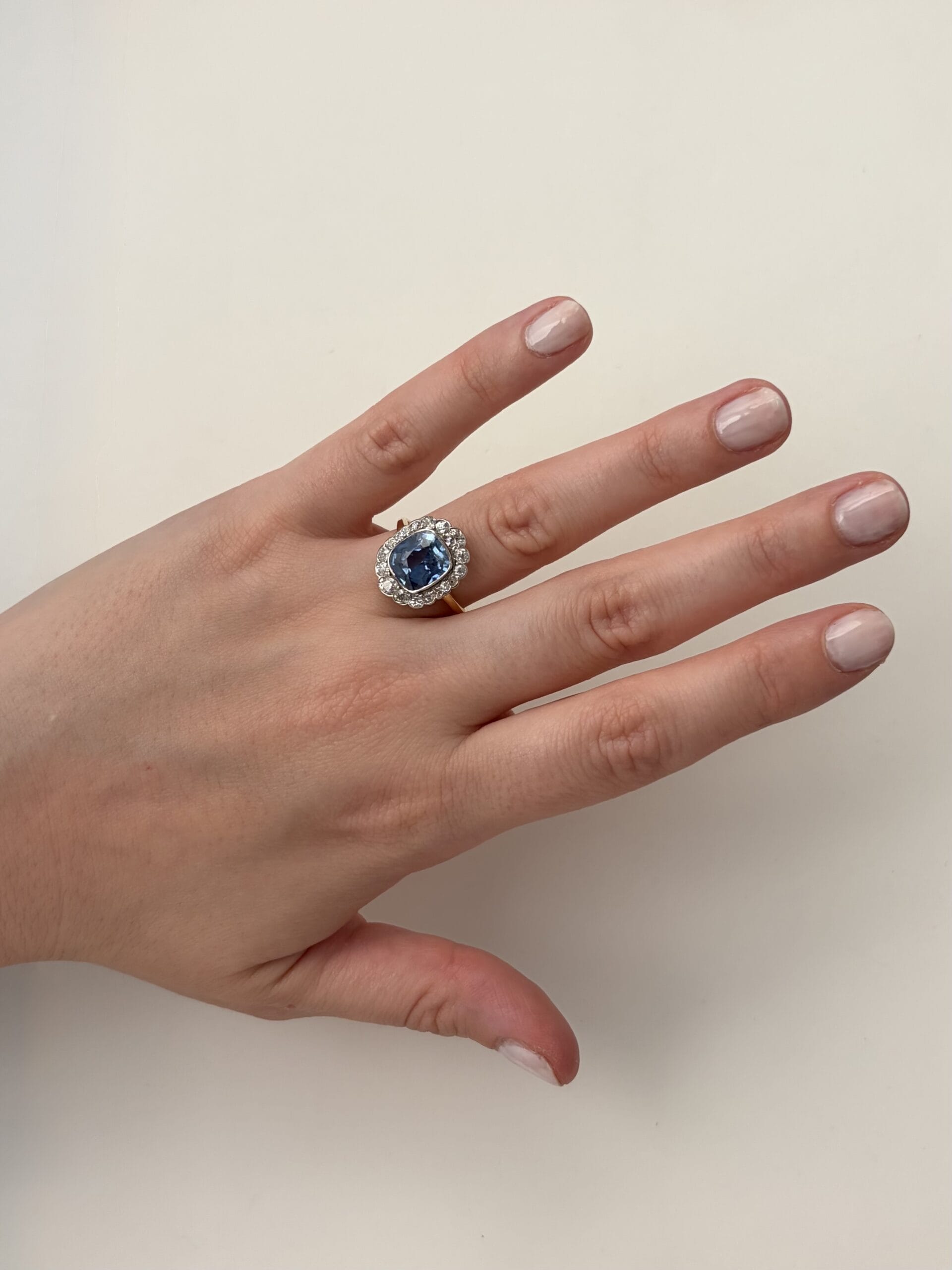 Anello in oro bianco e giallo con zaffiro e diamanti-5