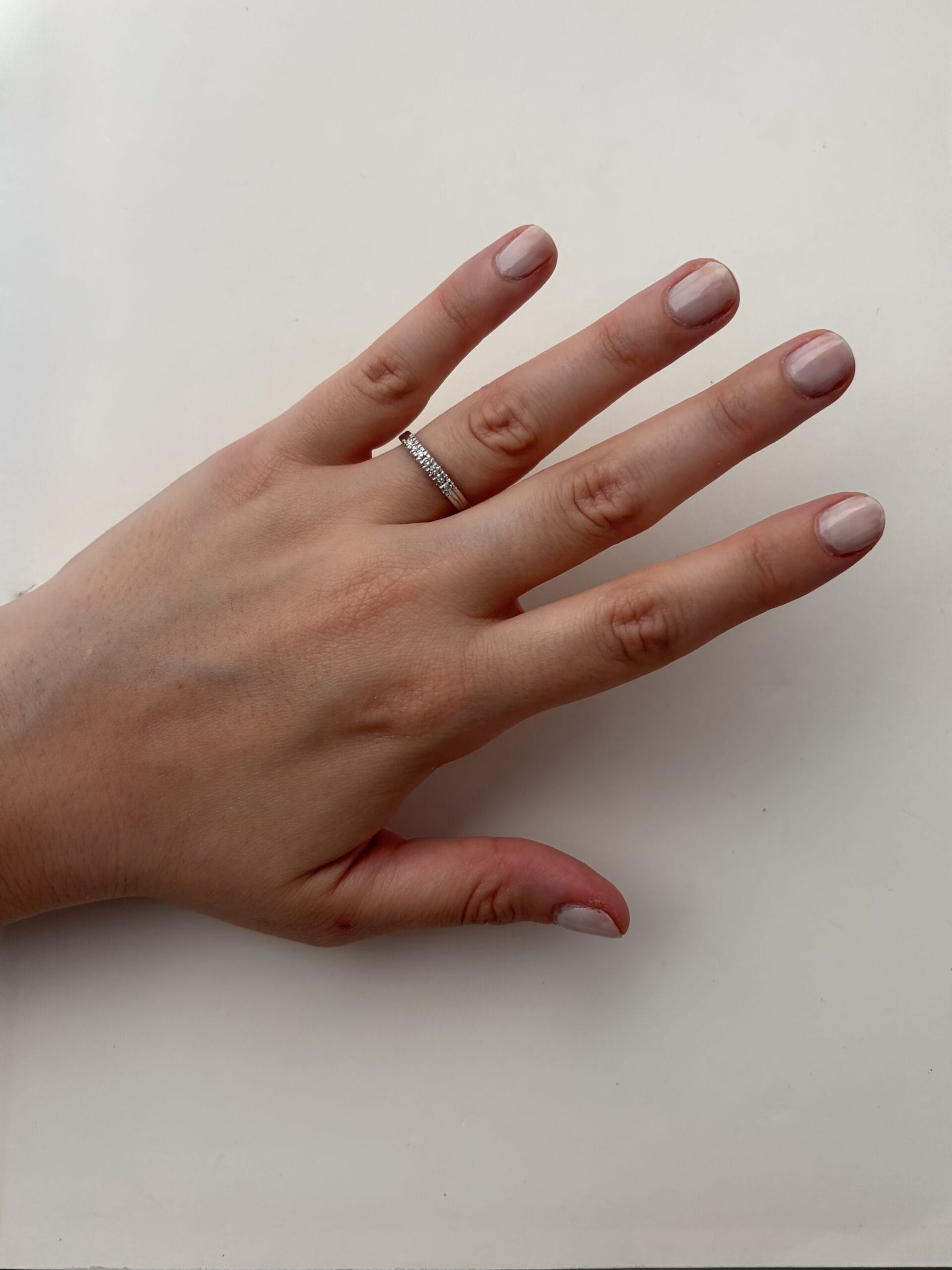 Anello veretta in oro bianco con 7 diamanti 0,105 ct-4