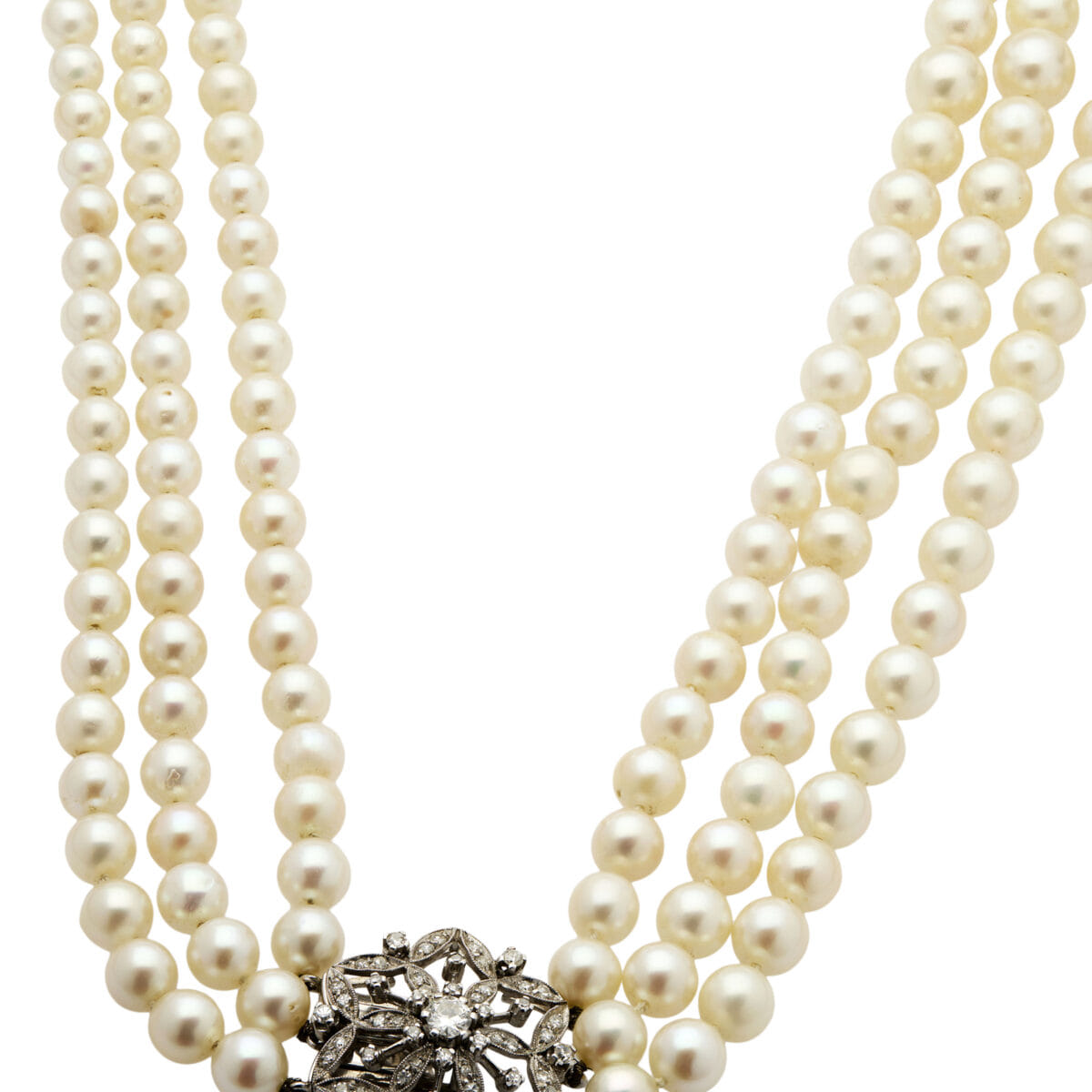 Collana con tre fili di perle e chiusura in oro bianco con diamanti-1