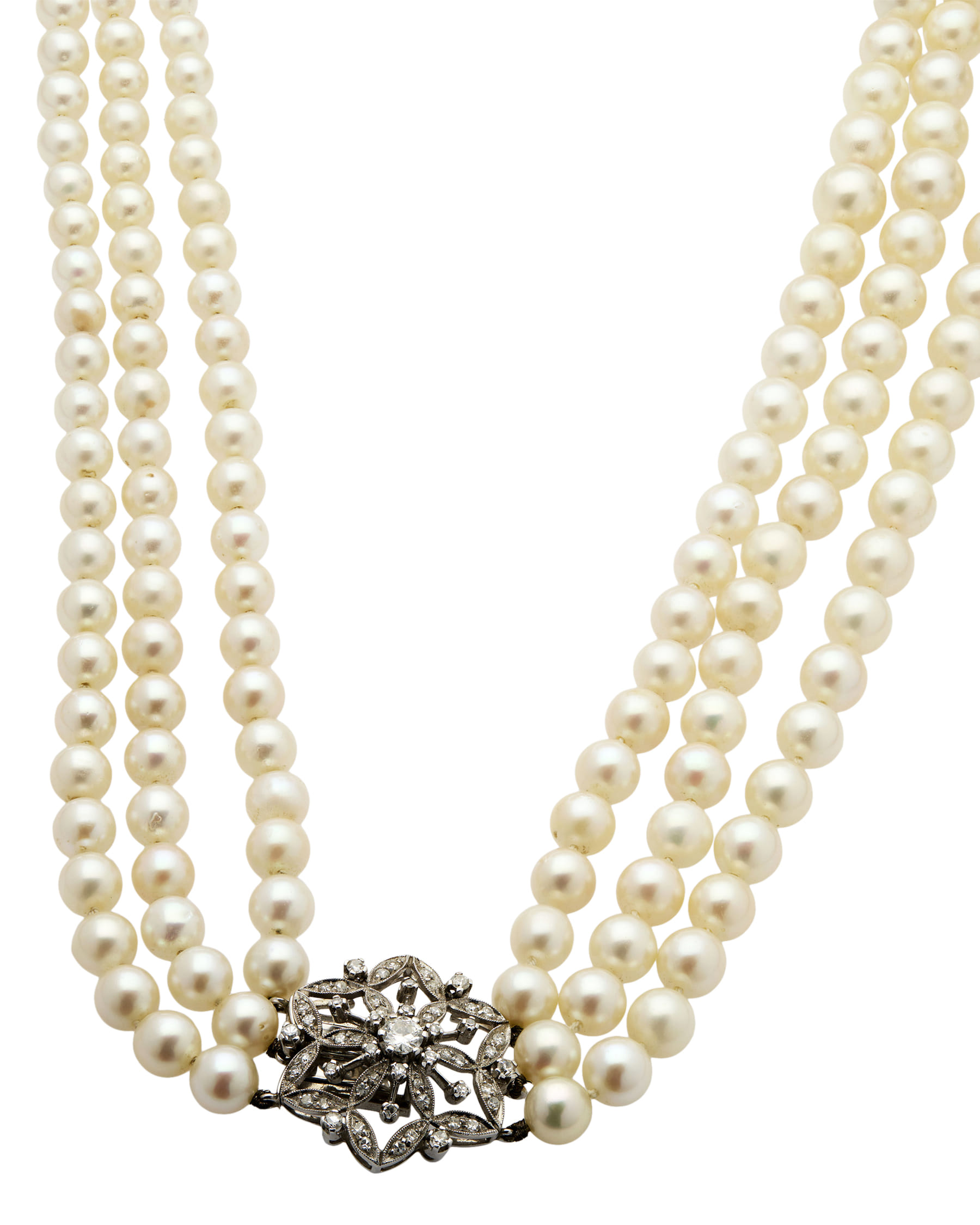 Collana con tre fili di perle e chiusura in oro bianco con diamanti-1