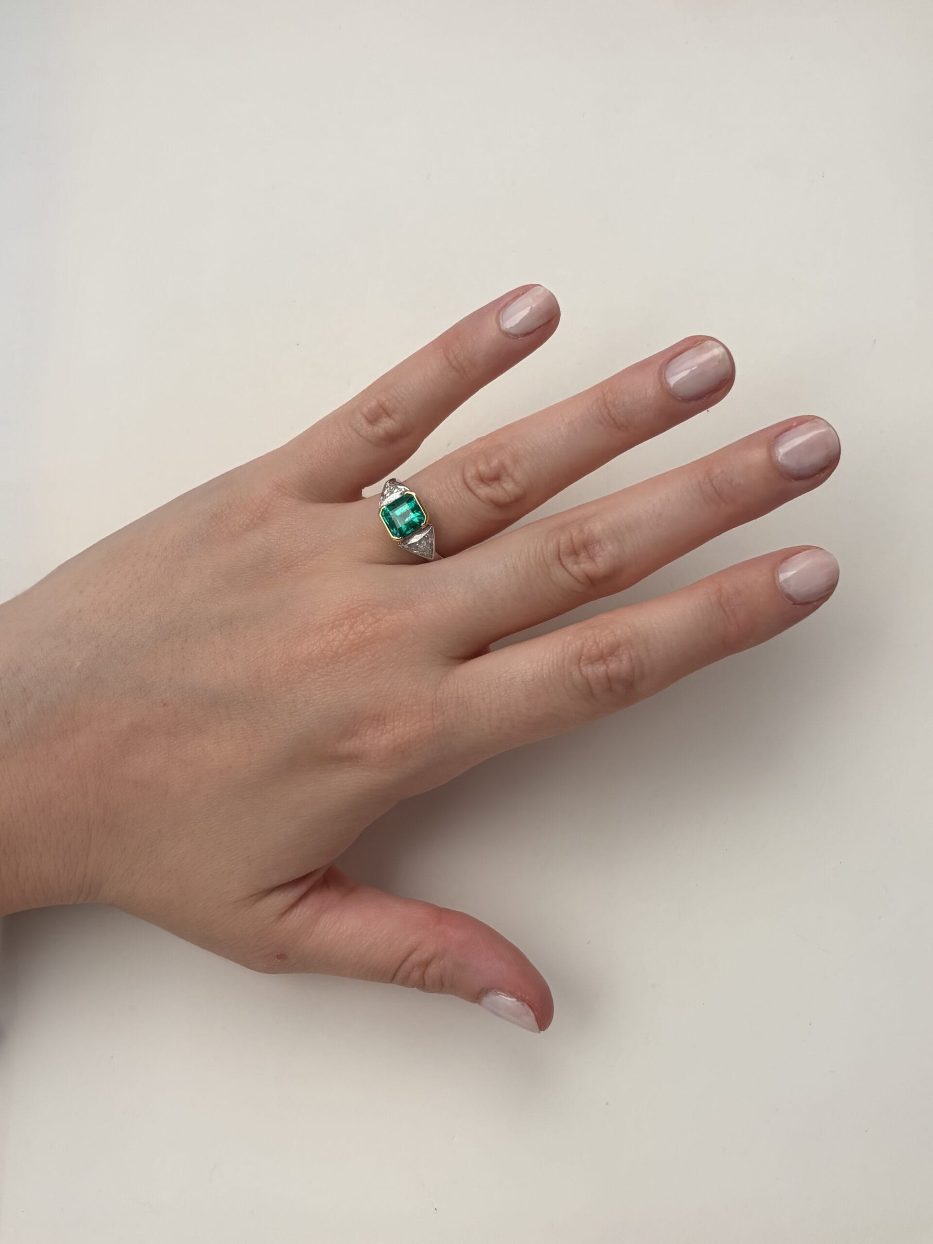 Anello trilogy in oro giallo e bianco con smeraldo e diamanti trilliant-5