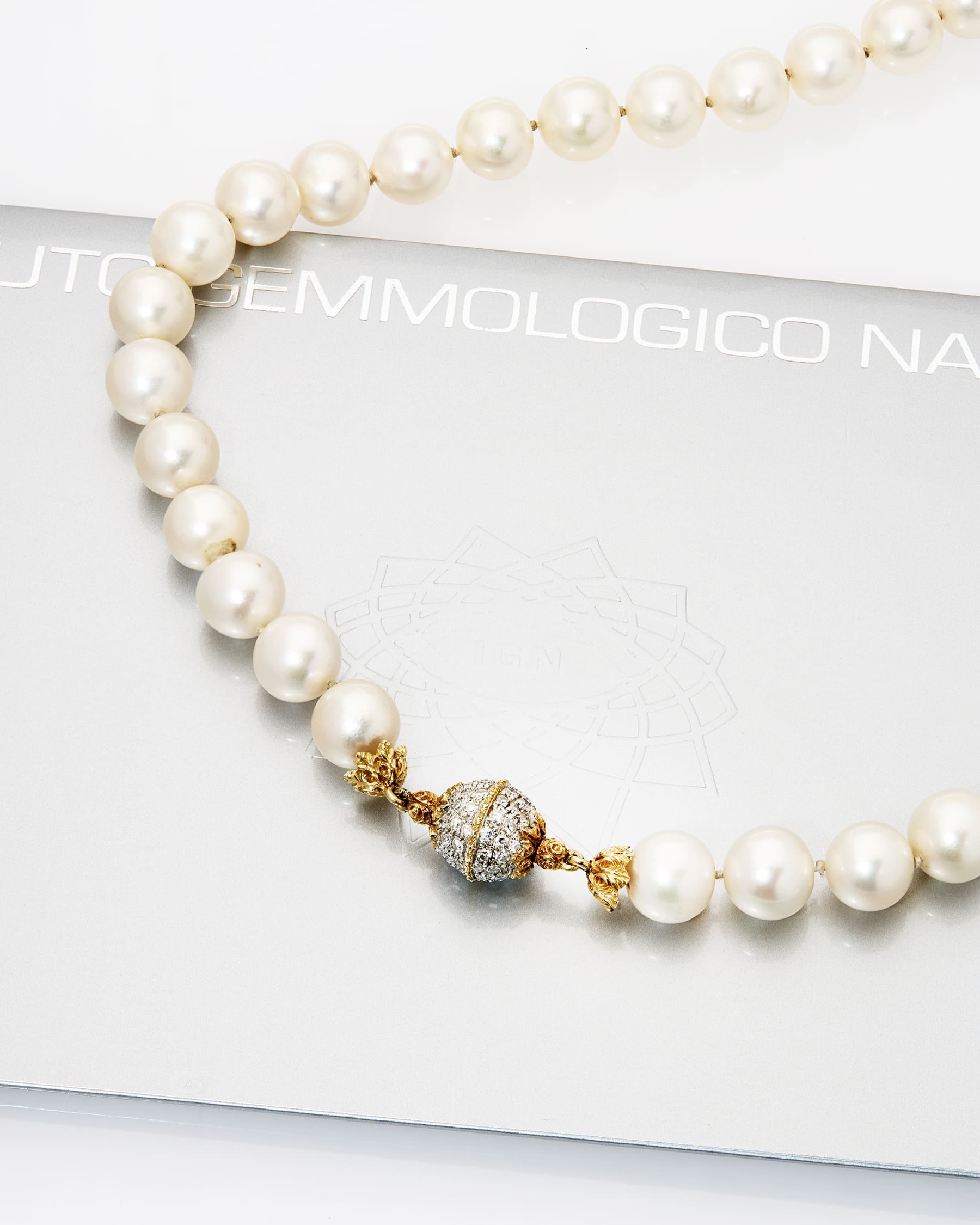 Collana di perle buccellati con chiusura in oro giallo e bianco con diamanti-3