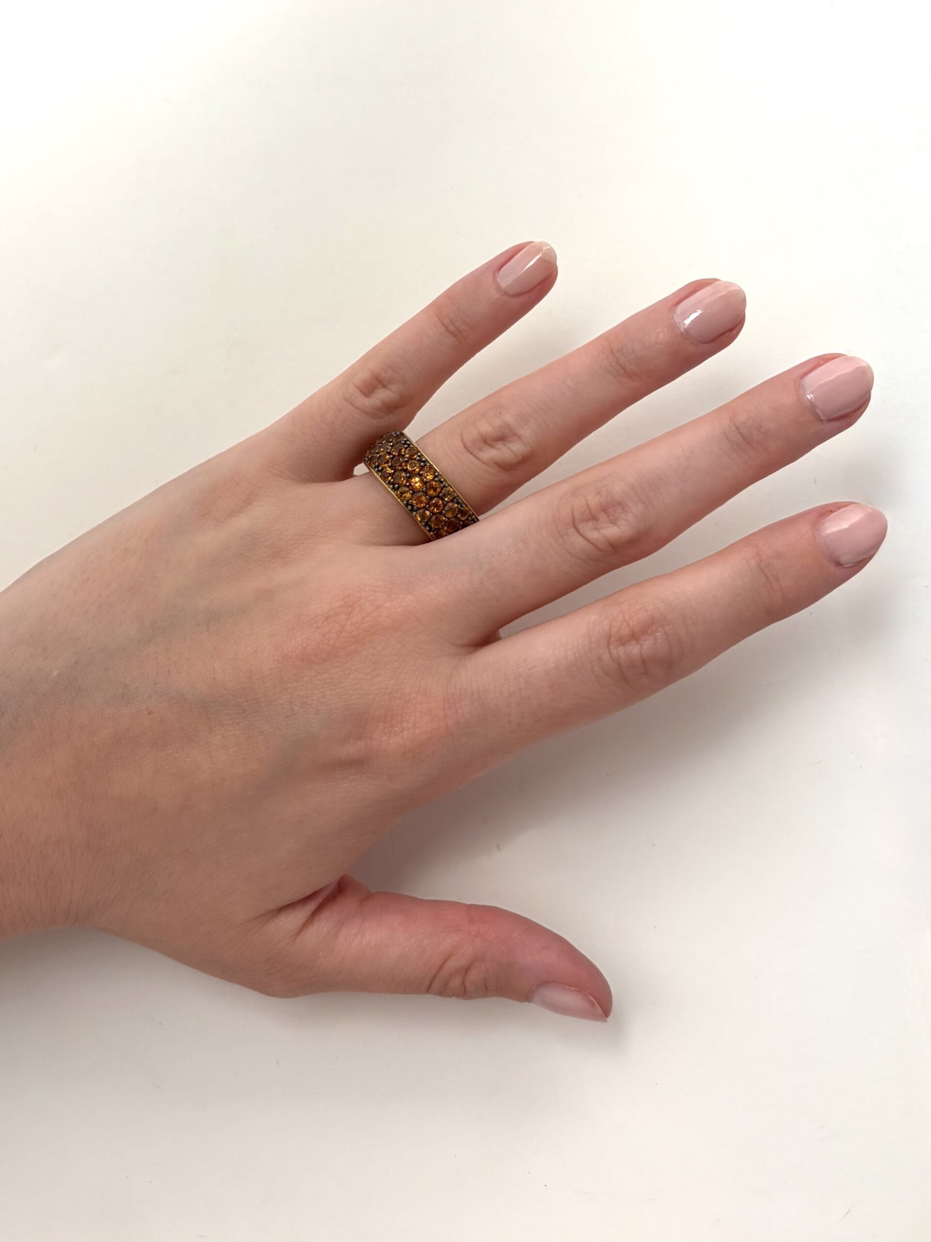Anello fascia in oro giallo e nero con pavé di quarzi citrini-3