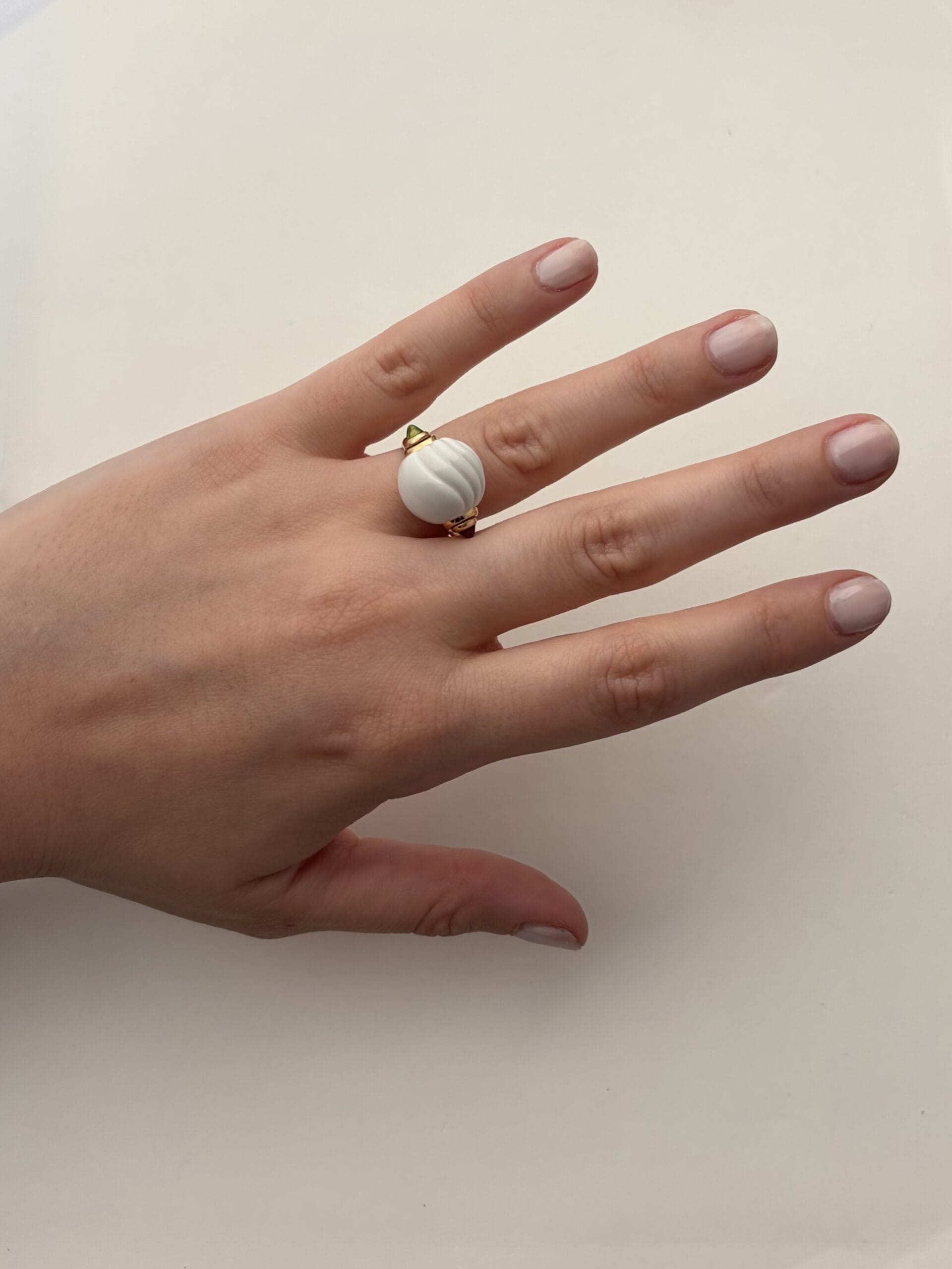 Anello bulgari chandra in oro giallo con porcellana bianca e tormaline-4