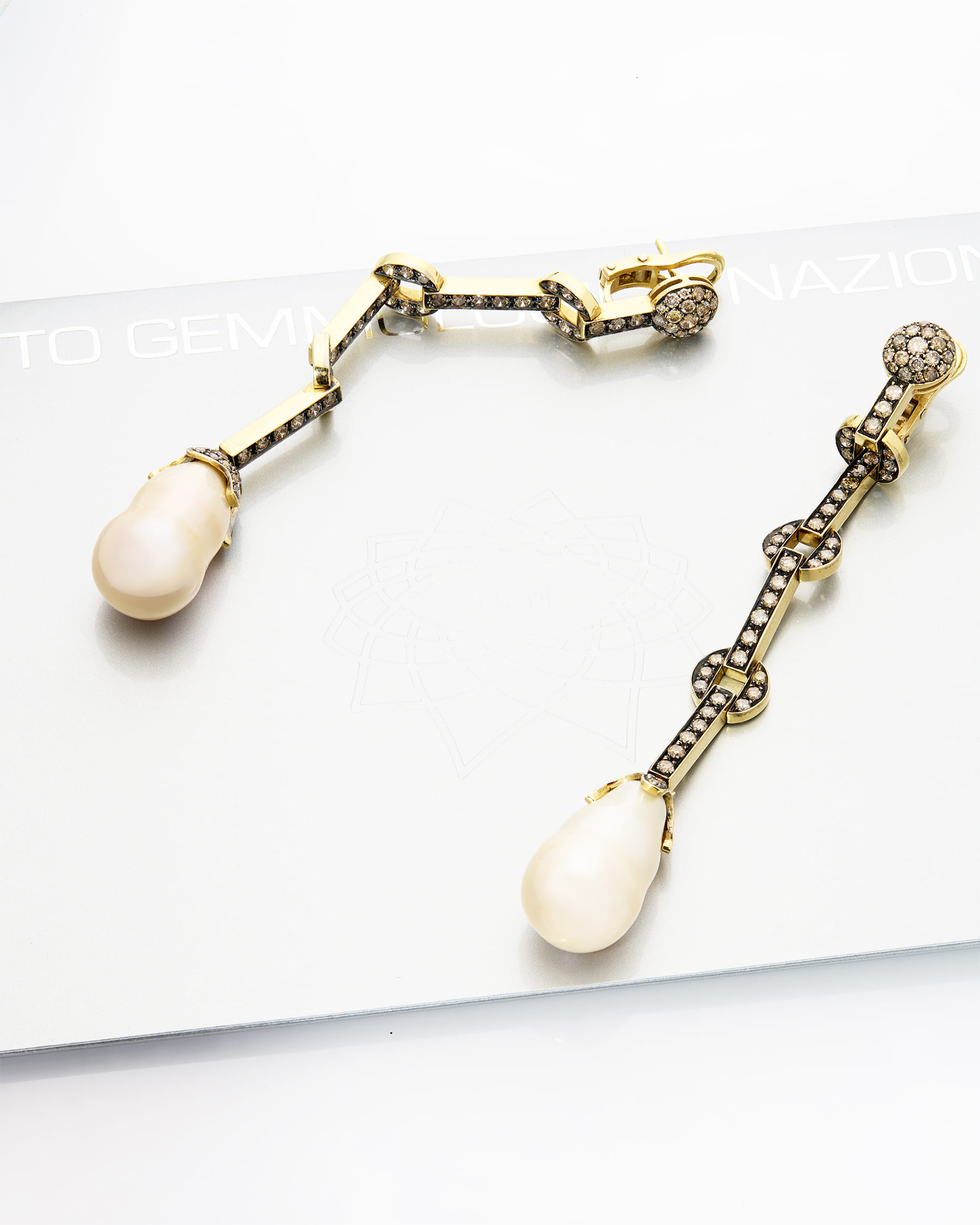 Orecchini pendenti in oro giallo con perle semi-barocche e diamanti fancy-2