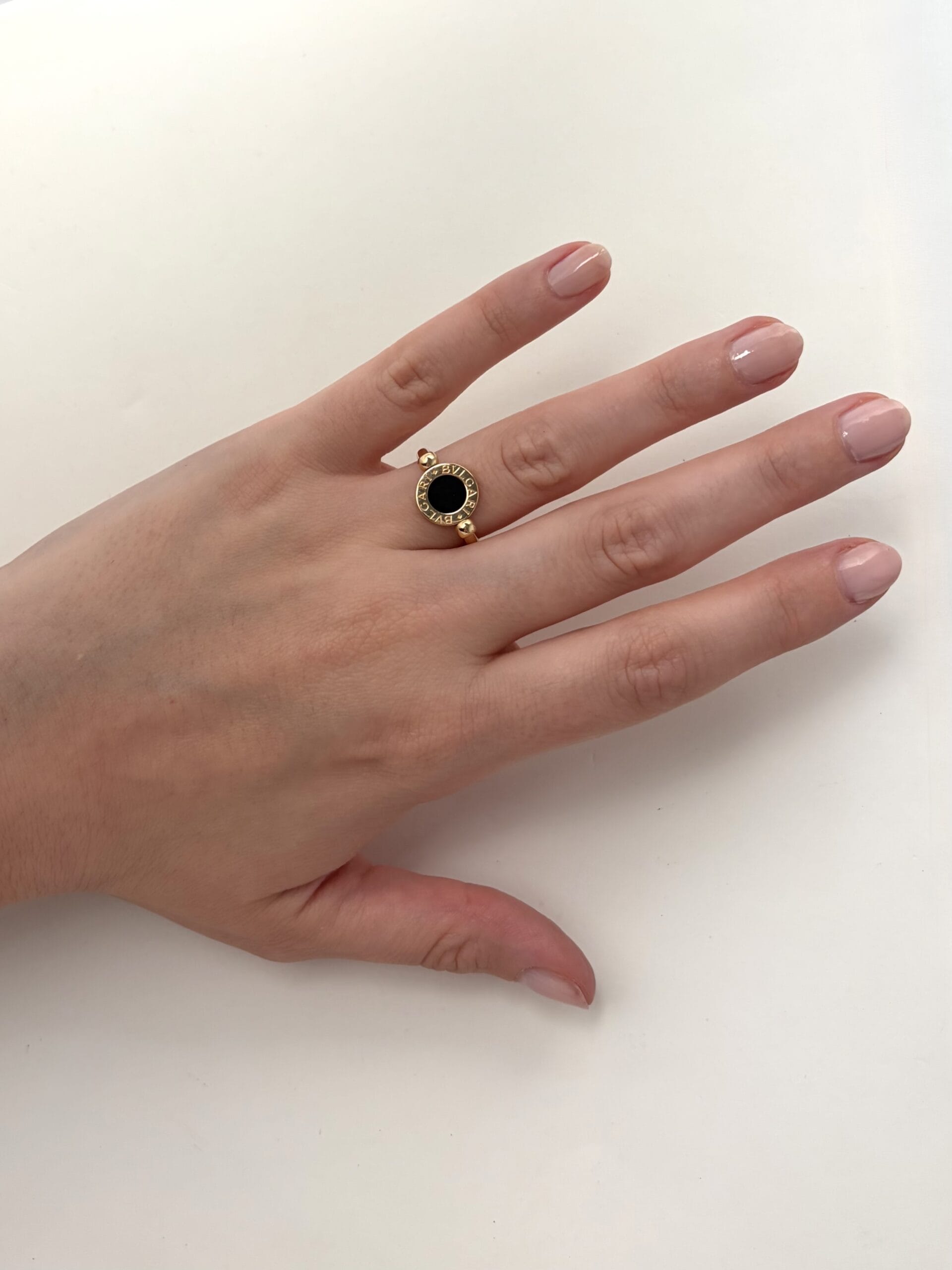 Anello bulgari bulgari in oro giallo con onice e corallo-5