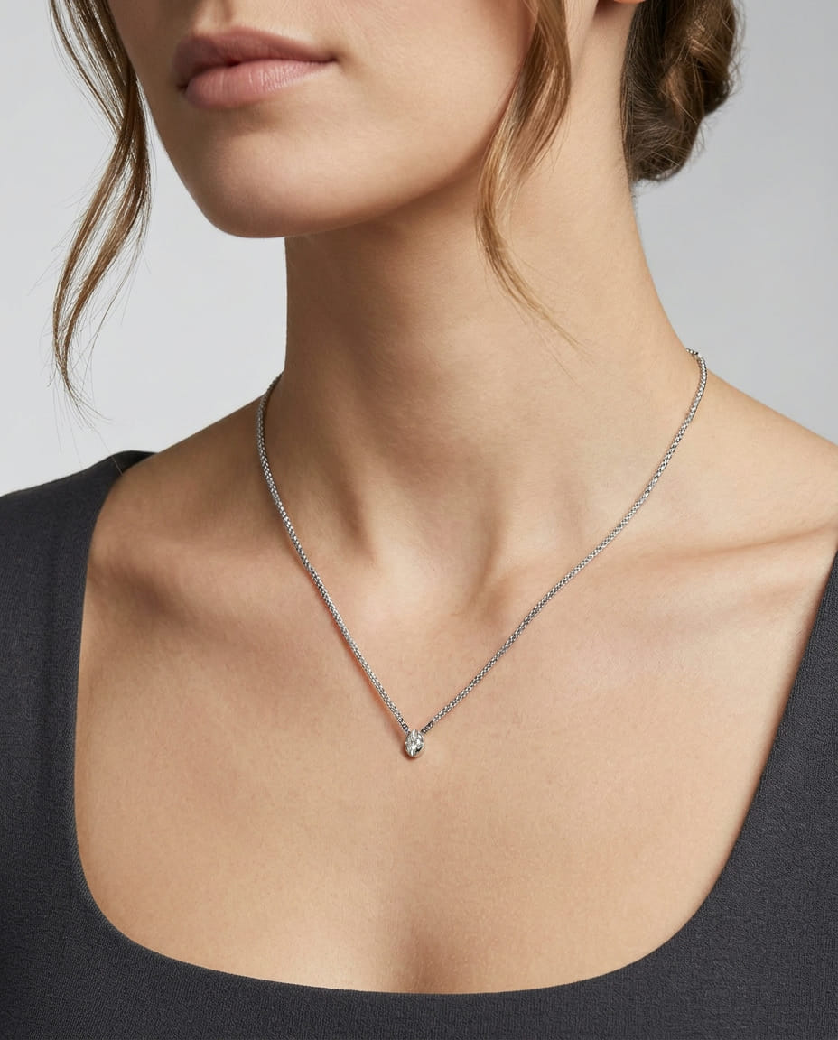 Catenina punto luce in oro bianco con castone a goccia e diamante round-3