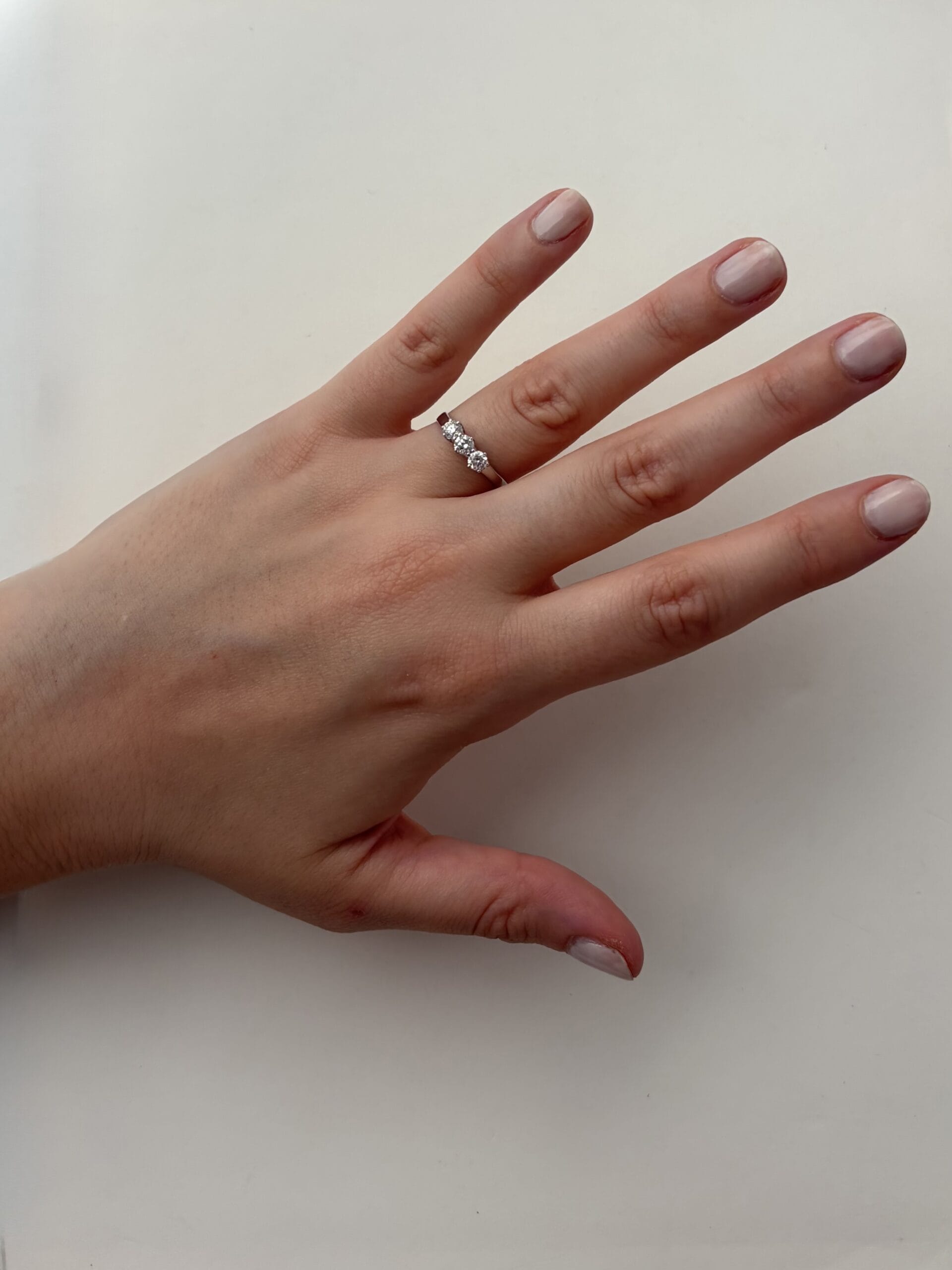 Anello trilogy in oro bianco con diamanti 0,45 ct-4