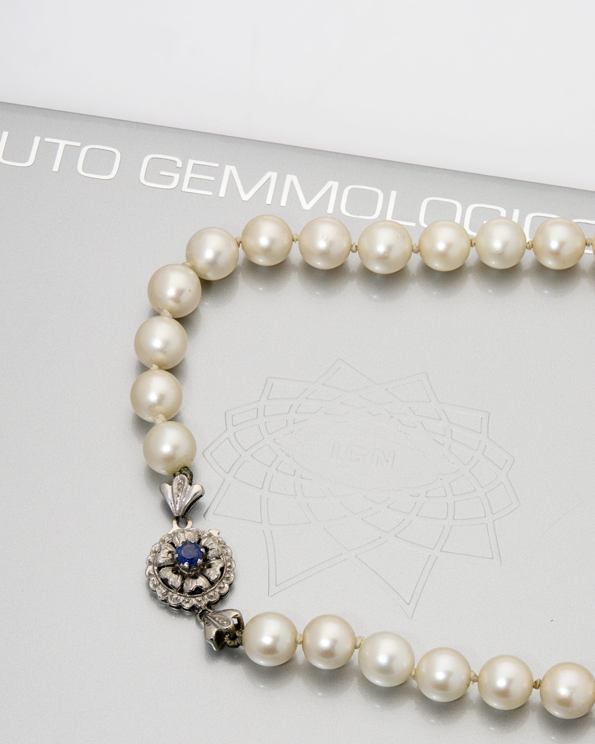 Collana di perle con chiusura in oro bianco con zaffiro-3