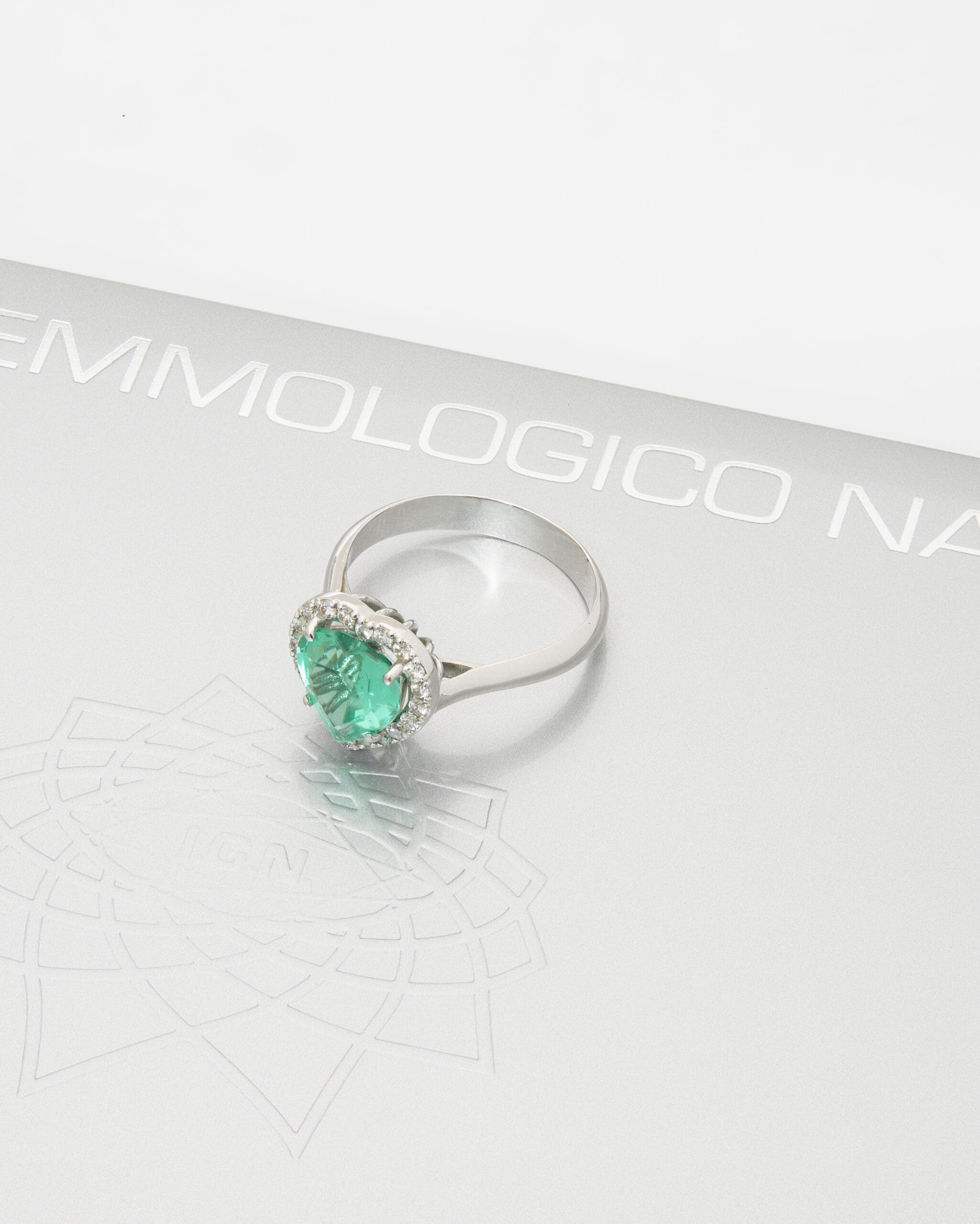 Anello in oro bianco con smeraldo a cuore e contorno di diamanti-4