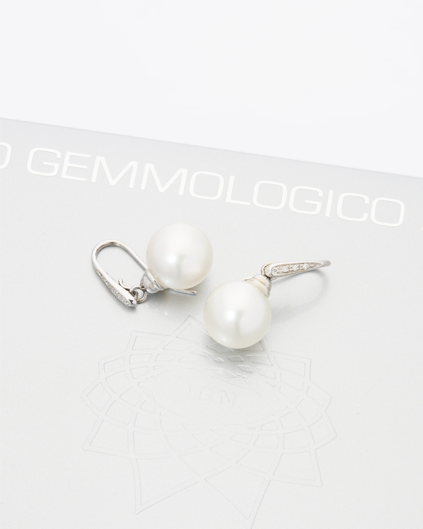 Orecchini pendenti in oro bianco con diamanti e perle 12 mm-2