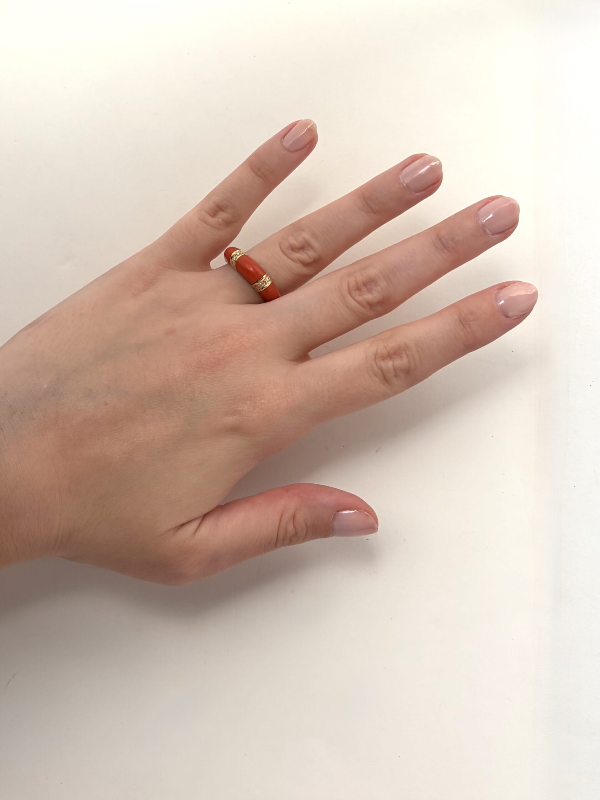 Anello fascia bombata in oro giallo con diamanti e intarsi di corallo-4