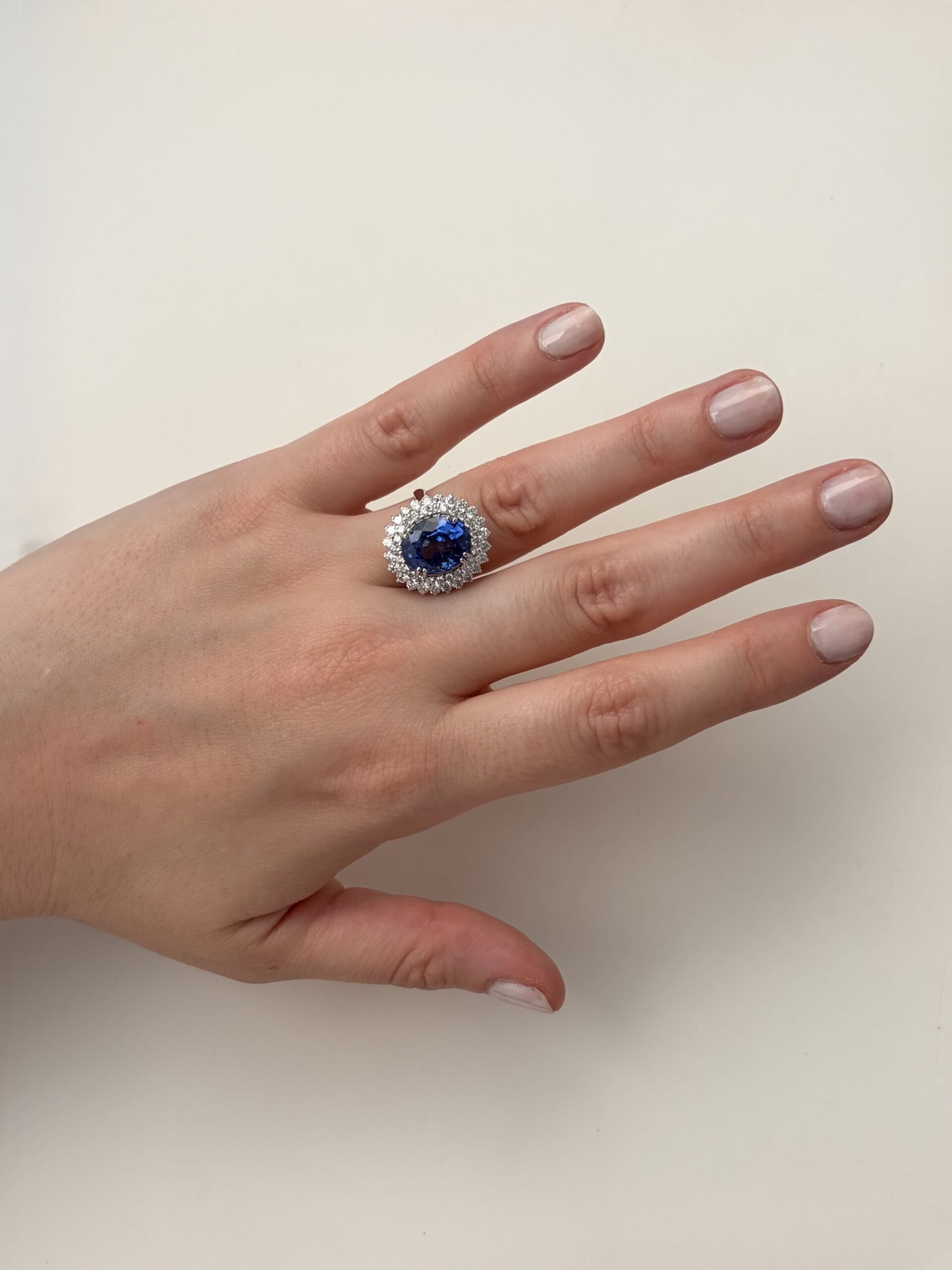 Anello fiore in oro bianco con doppio giro di diamanti e zaffiro centrale-5