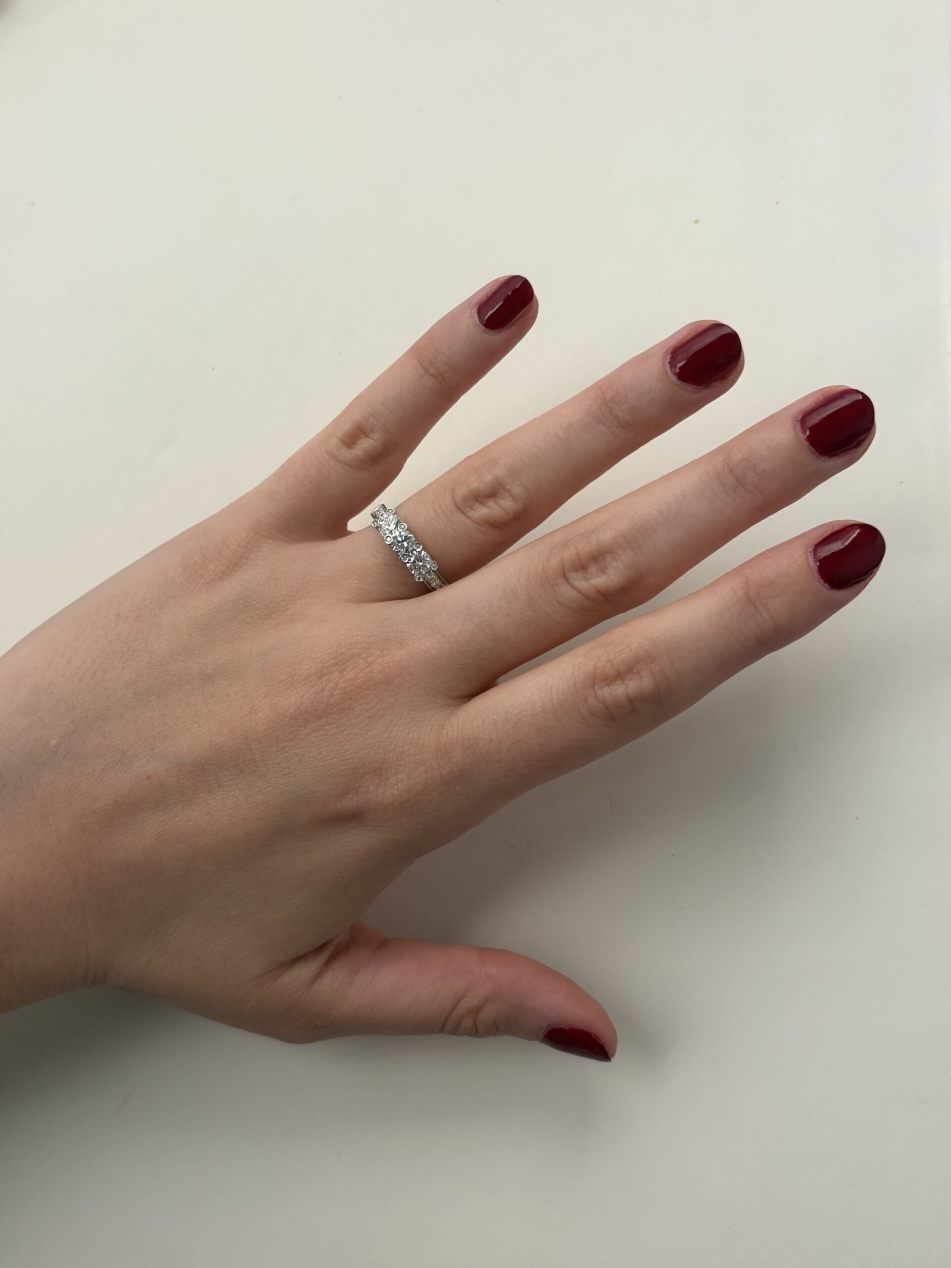 Anello trilogy in oro bianco con diamanti sul gambo-4