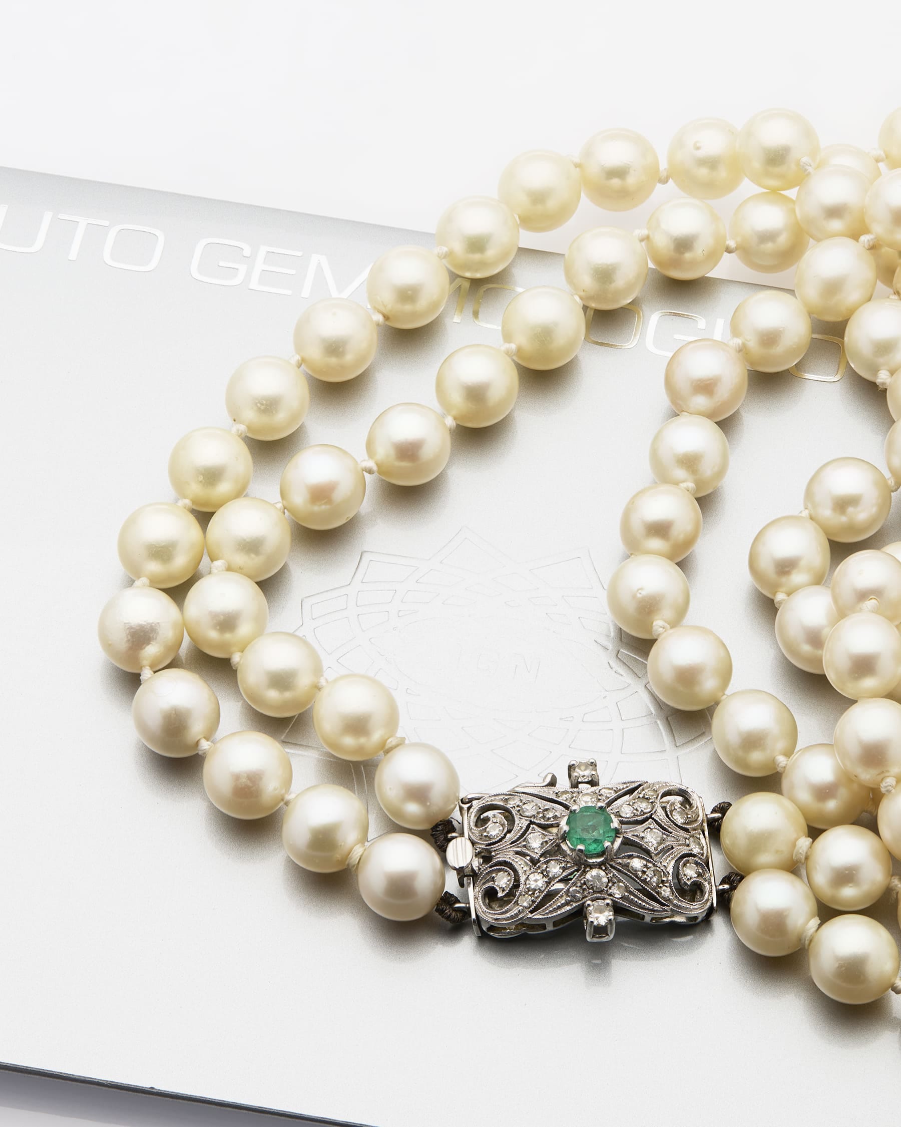 Collana con doppio filo di perle e chiusura in oro bianco con smeraldo e diamanti-3
