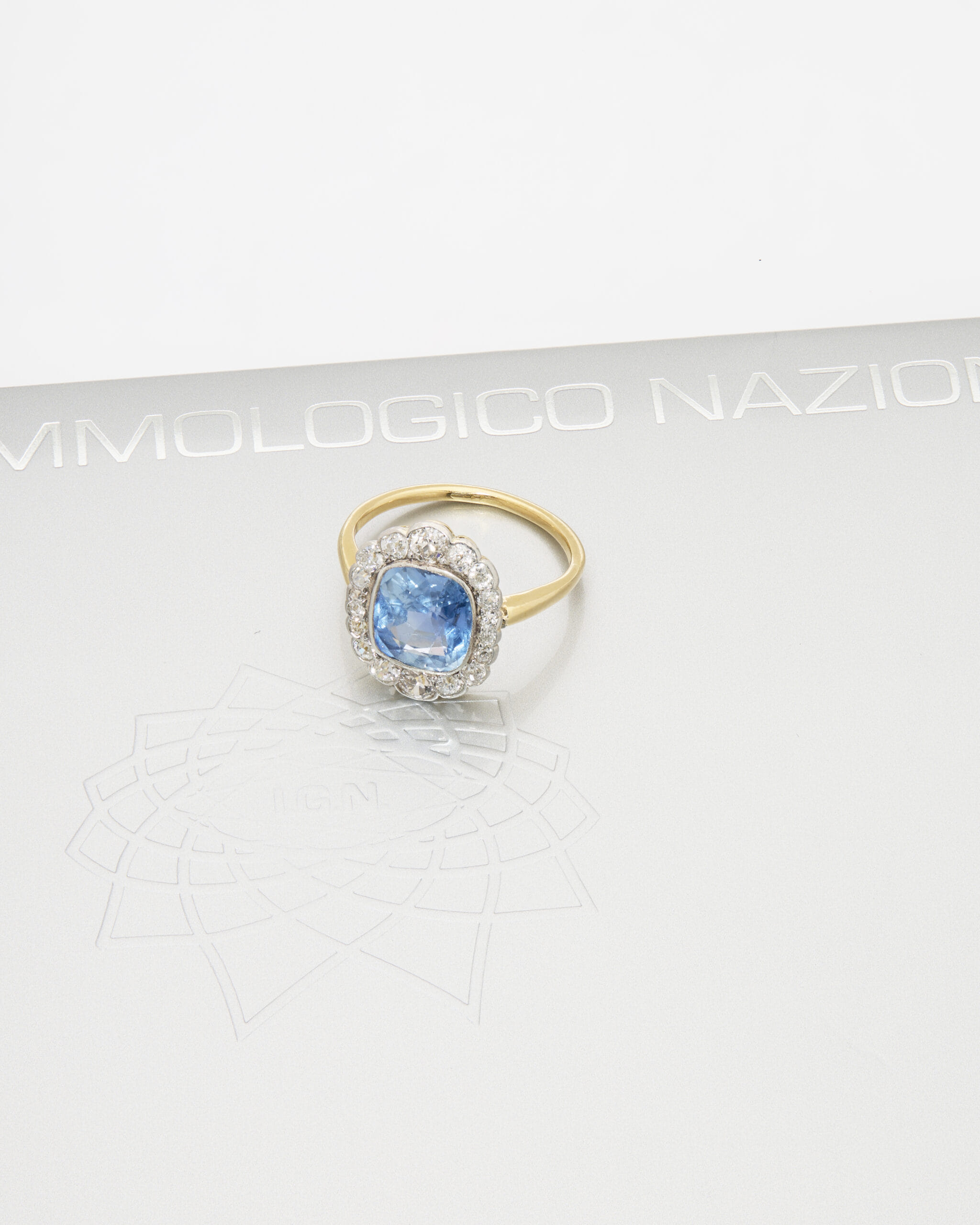 Anello in oro bianco e giallo con zaffiro e diamanti-4