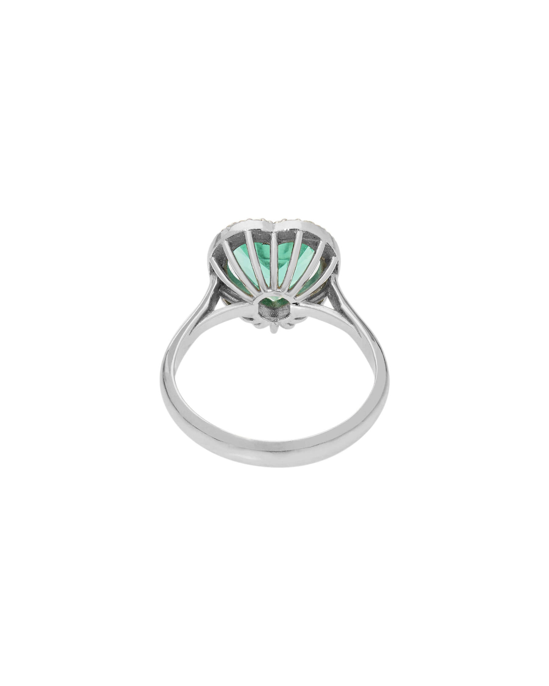 Anello in oro bianco con smeraldo a cuore e contorno di diamanti-3