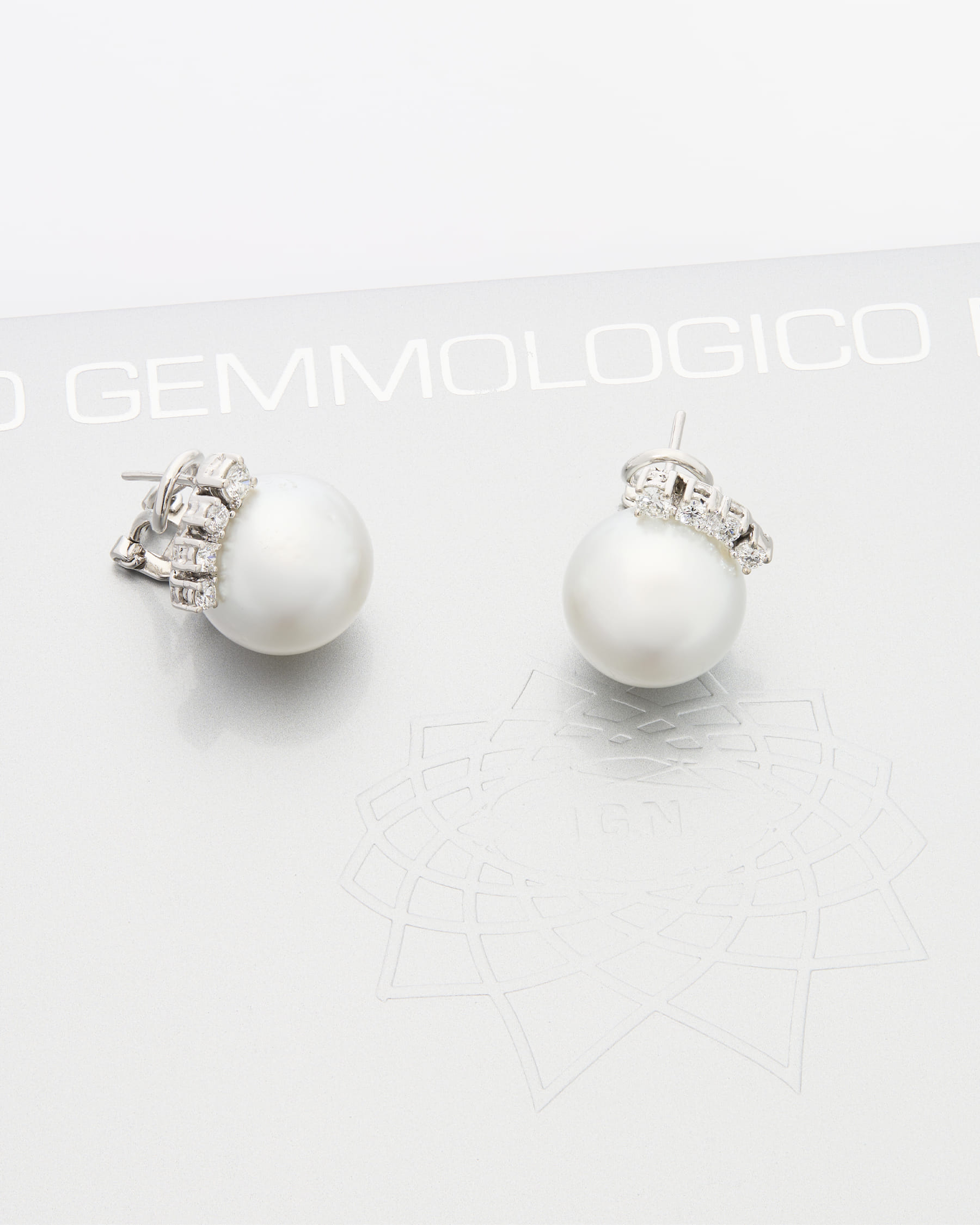 Orecchini oro bianco con diamanti e perle 14 mm-2