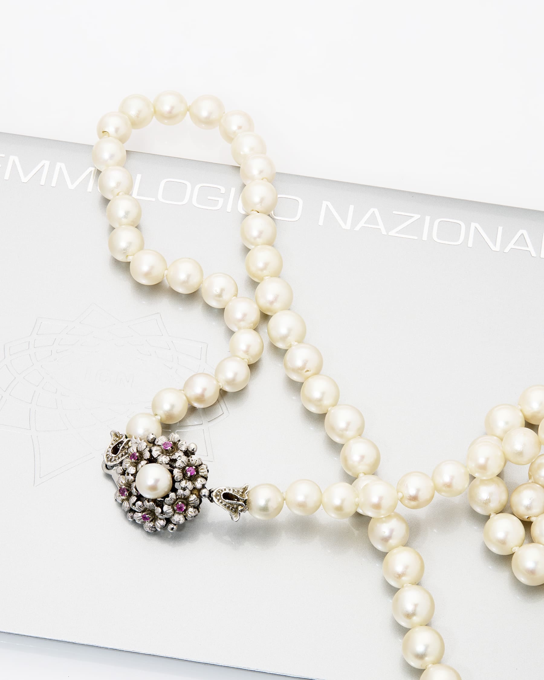 Collana di perle degradè e chiusura in oro bianco con rubini-3