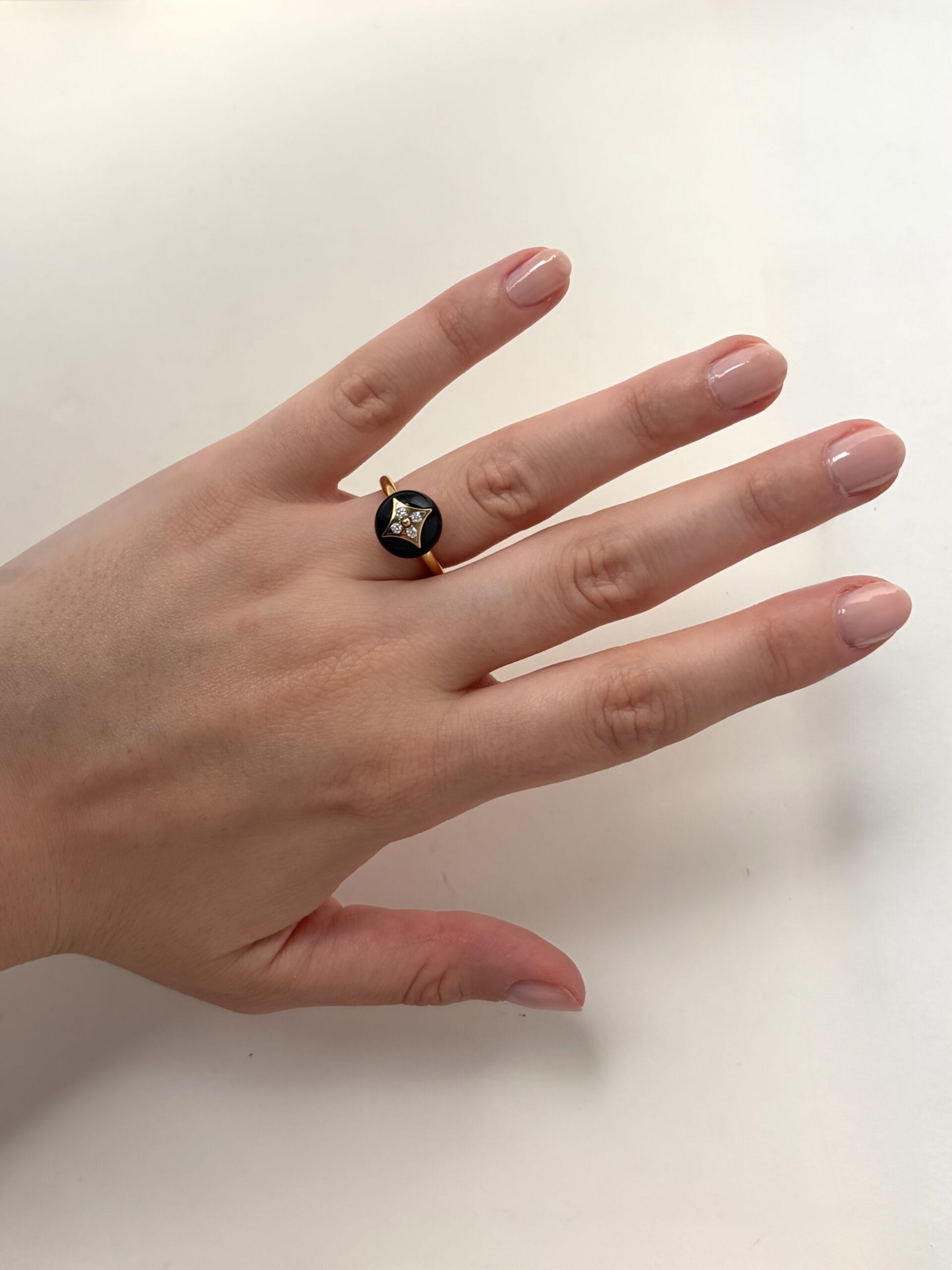 Anello louis vuitton b. blossom in oro giallo, onice e diamanti-5
