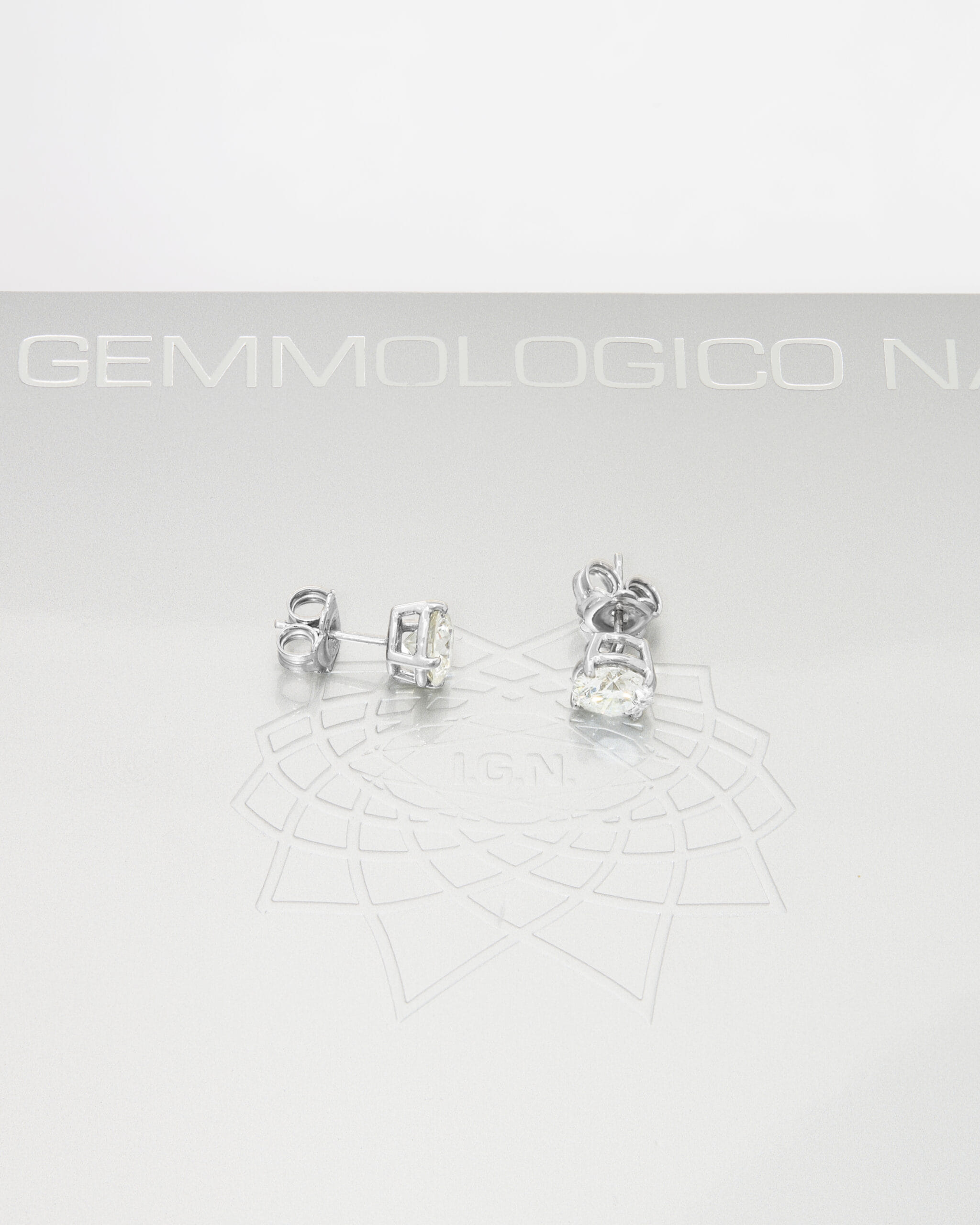Orecchini punto luce in oro bianco con diamanti 2,02 ct-3