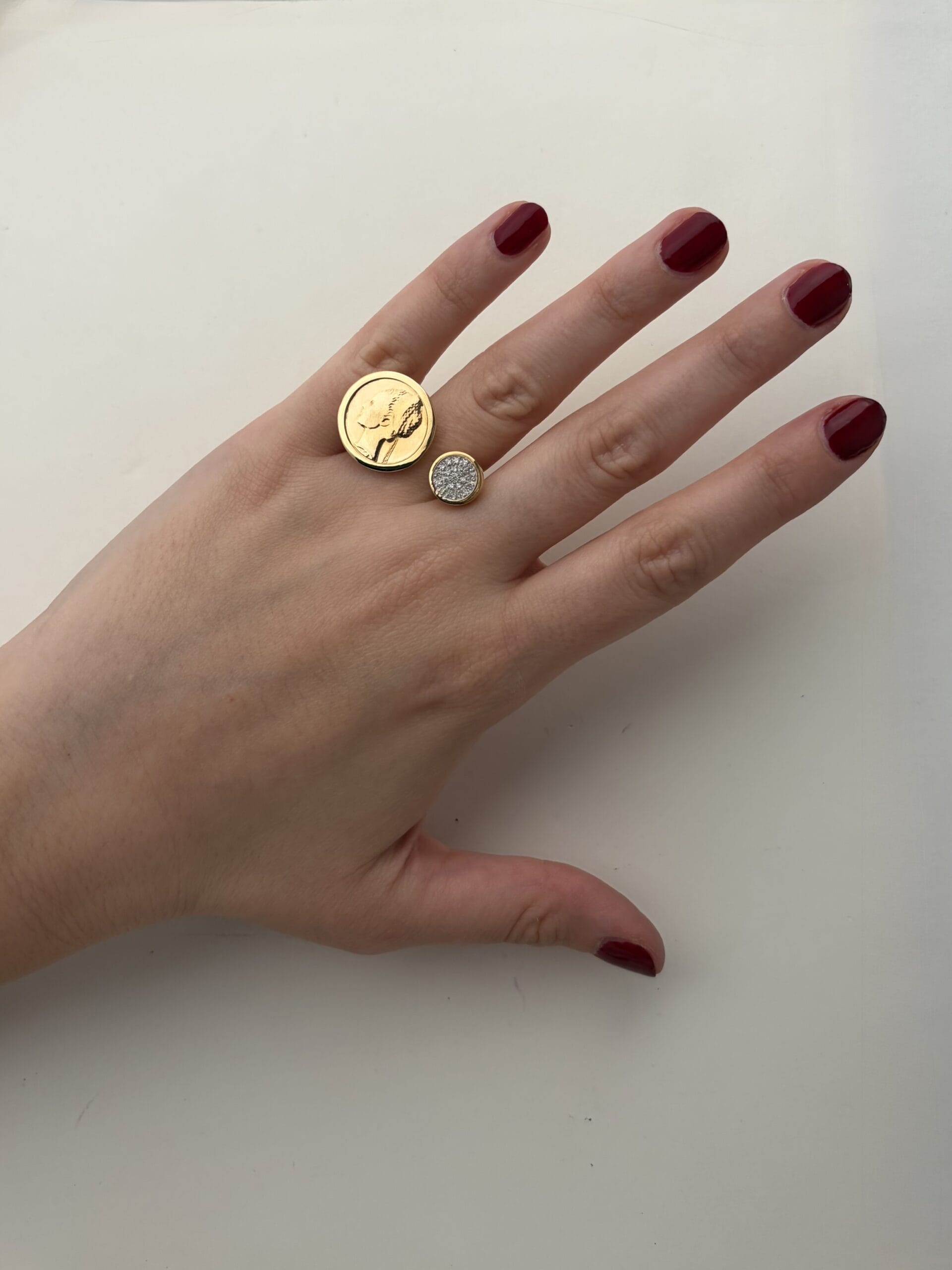 Anello contrarié l.500 in oro giallo e bianco con pavé di diamanti-4
