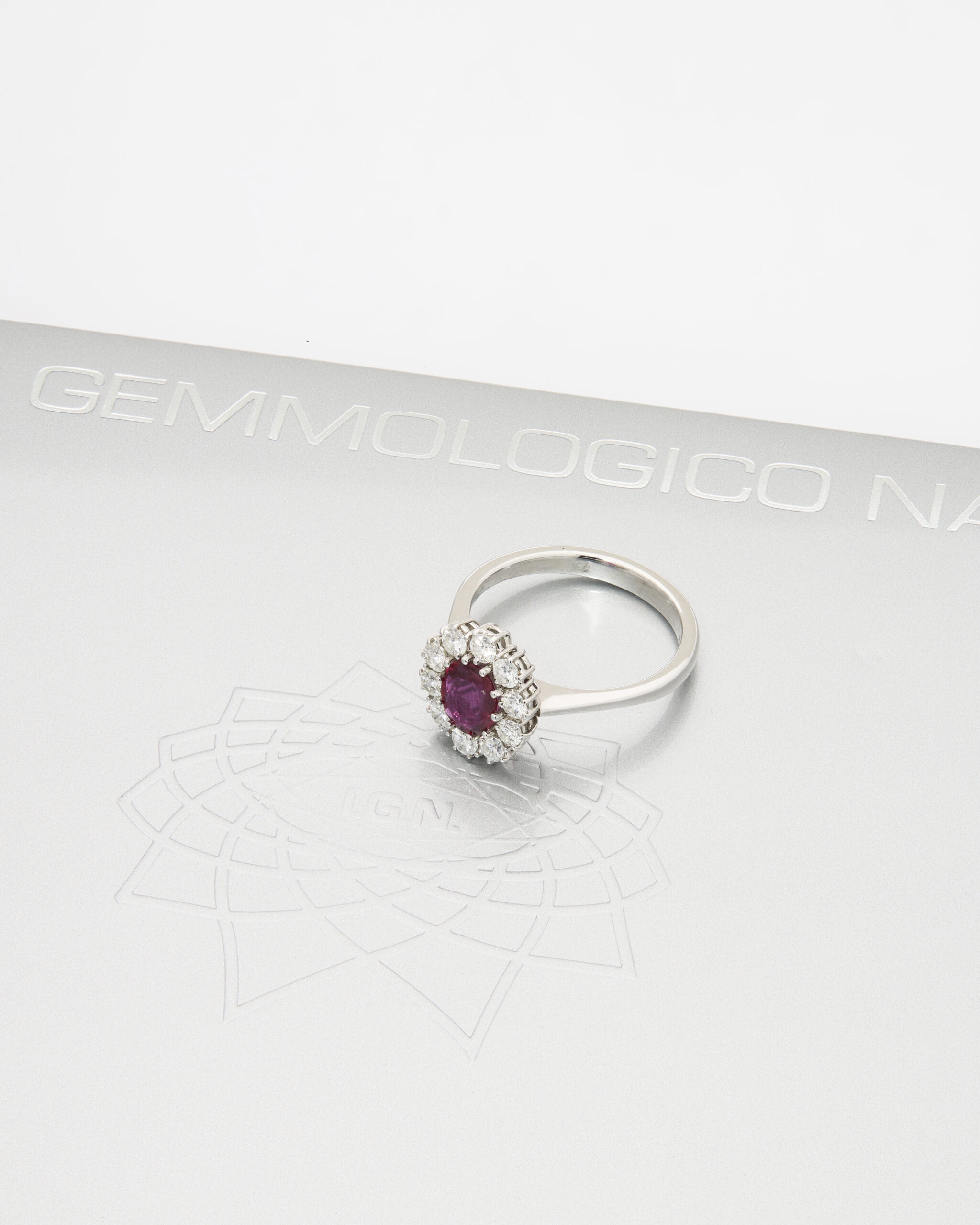 Anello fiore in oro bianco con rubino 0,40 ct e diamanti-4
