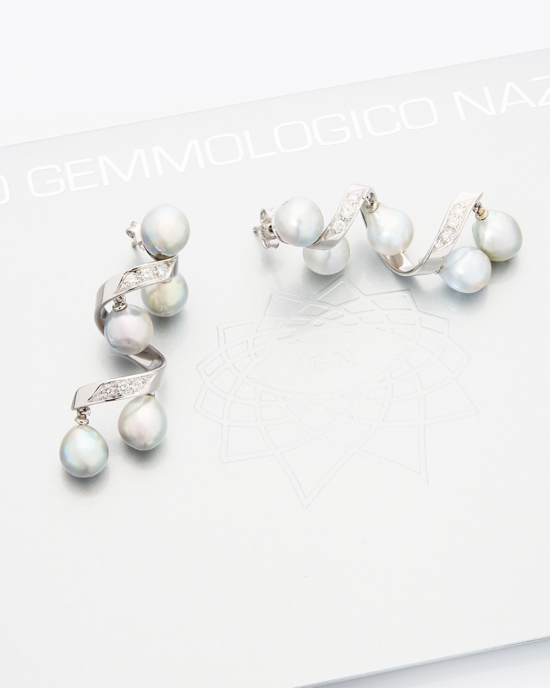 Orecchini pendenti a spirale in oro bianco con diamanti e perle-2