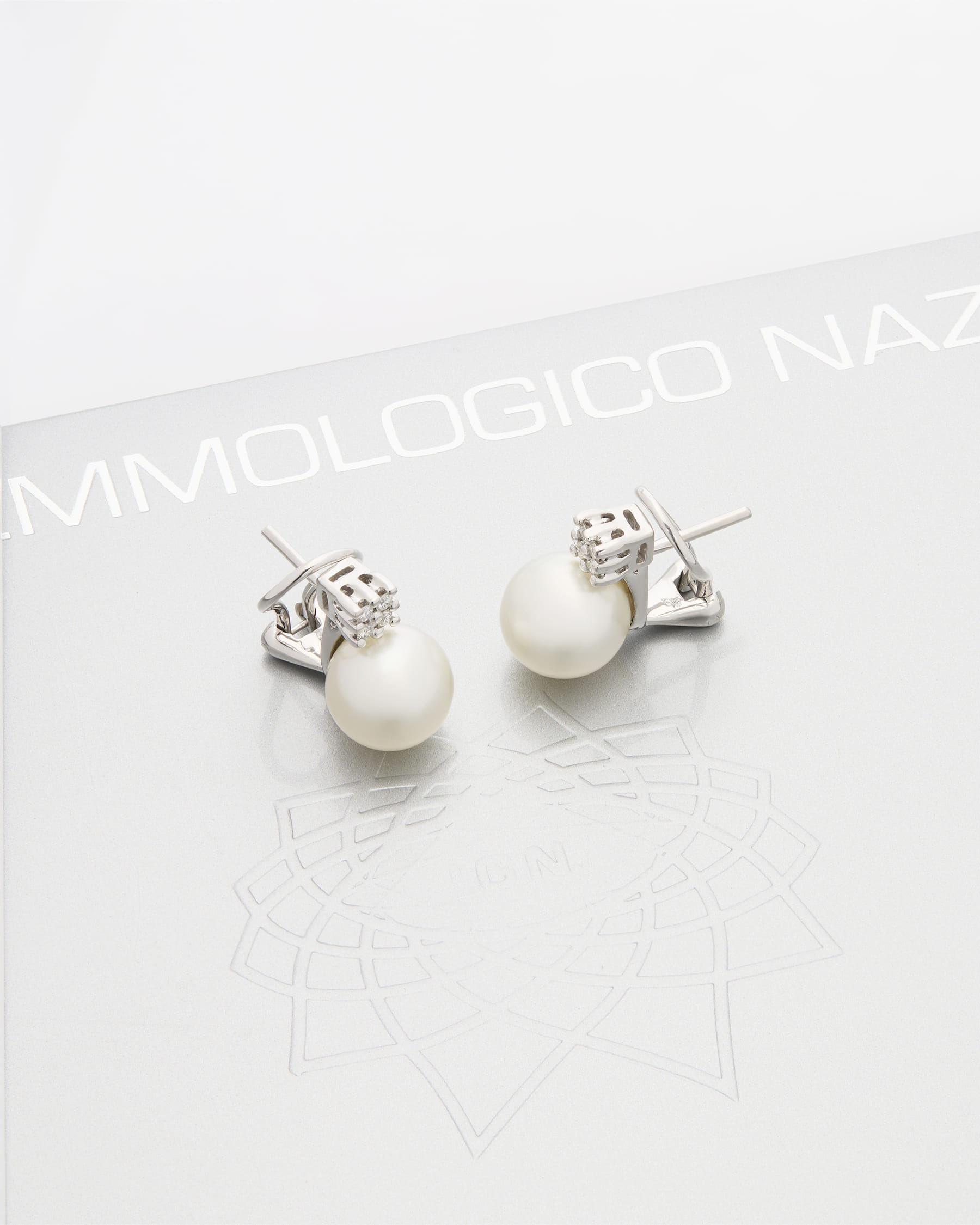 Orecchini in oro bianco con pavé di diamanti e perle 9,7 mm-2