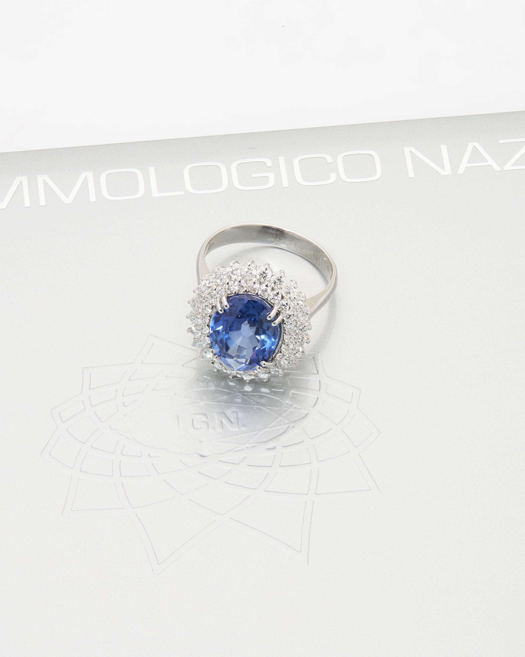 Anello fiore in oro bianco con doppio giro di diamanti e zaffiro centrale-4